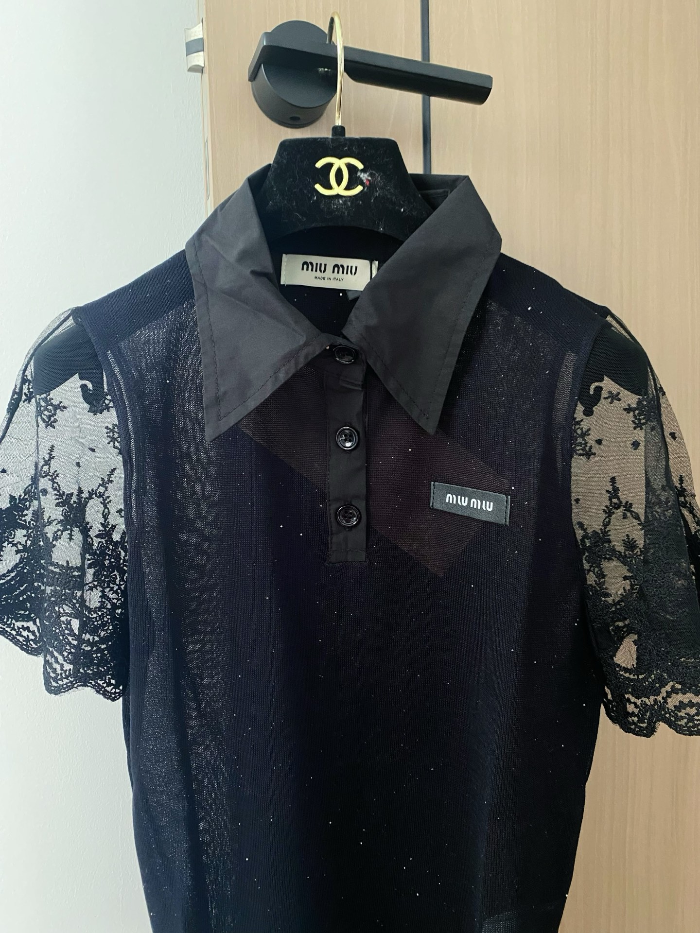 🛒—新款发售— 𝐌𝐢𝐮𝐦𝐢𝐮 𝟐𝟓新款 二色短袖 logo点缀修饰 上身显瘦百搭 𝟐色𝟑碼 𝟑𝟔/𝟑𝟖/