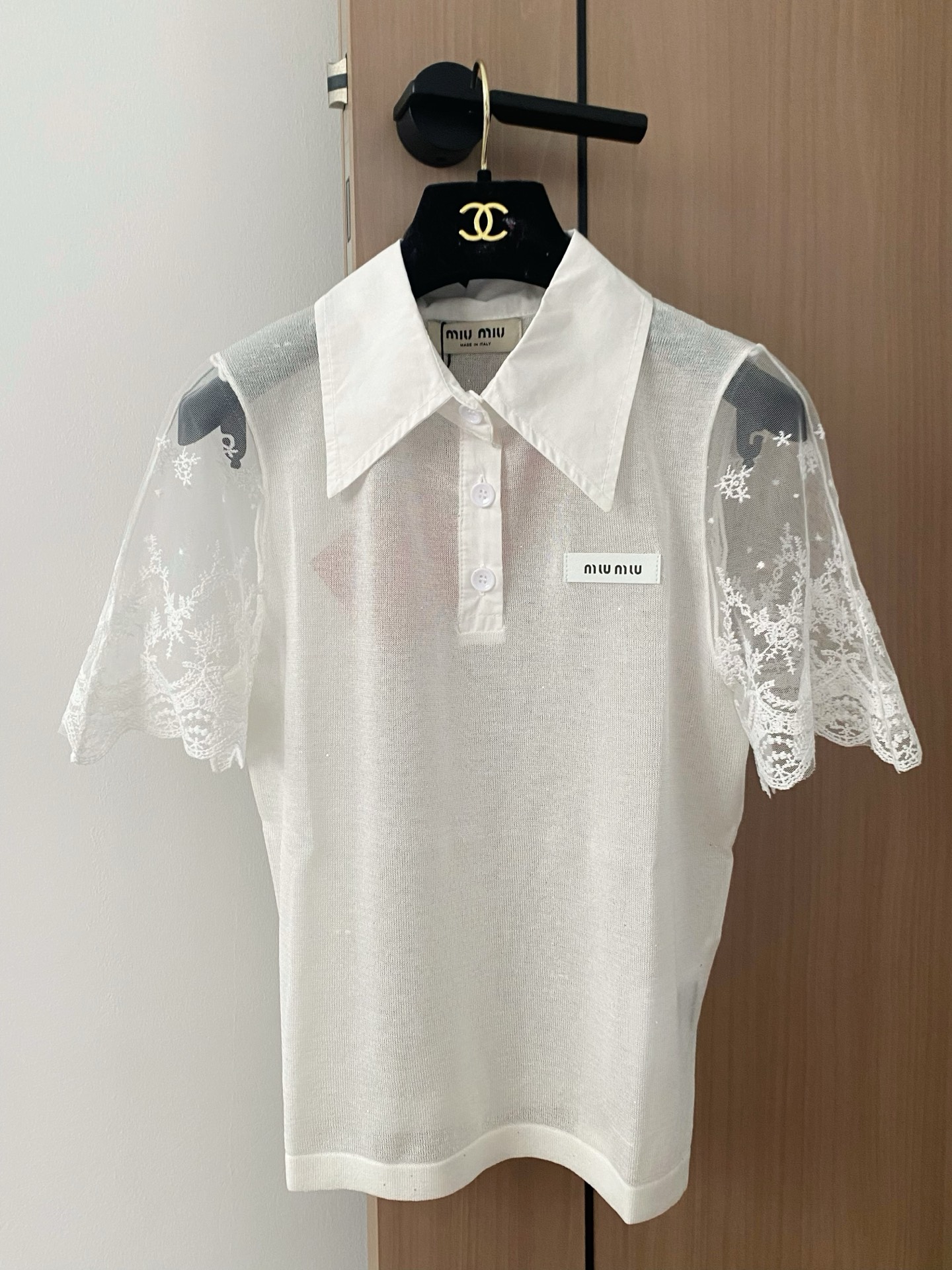 🛒—新款发售— 𝐌𝐢𝐮𝐦𝐢𝐮 𝟐𝟓新款 二色短袖 logo点缀修饰 上身显瘦百搭 𝟐色𝟑碼 𝟑𝟔/𝟑𝟖/