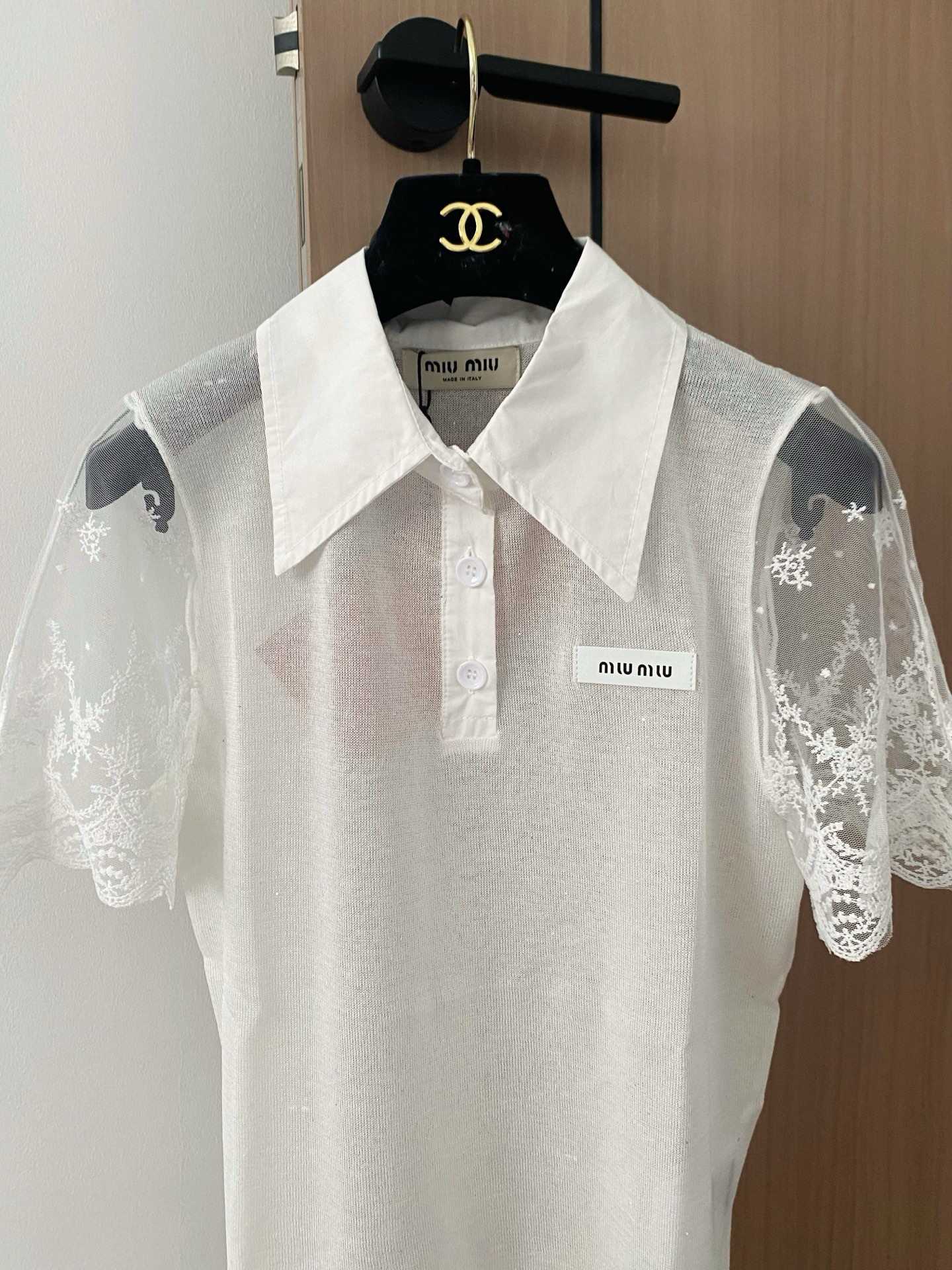 🛒—新款发售— 𝐌𝐢𝐮𝐦𝐢𝐮 𝟐𝟓新款 二色短袖 logo点缀修饰 上身显瘦百搭 𝟐色𝟑碼 𝟑𝟔/𝟑𝟖/