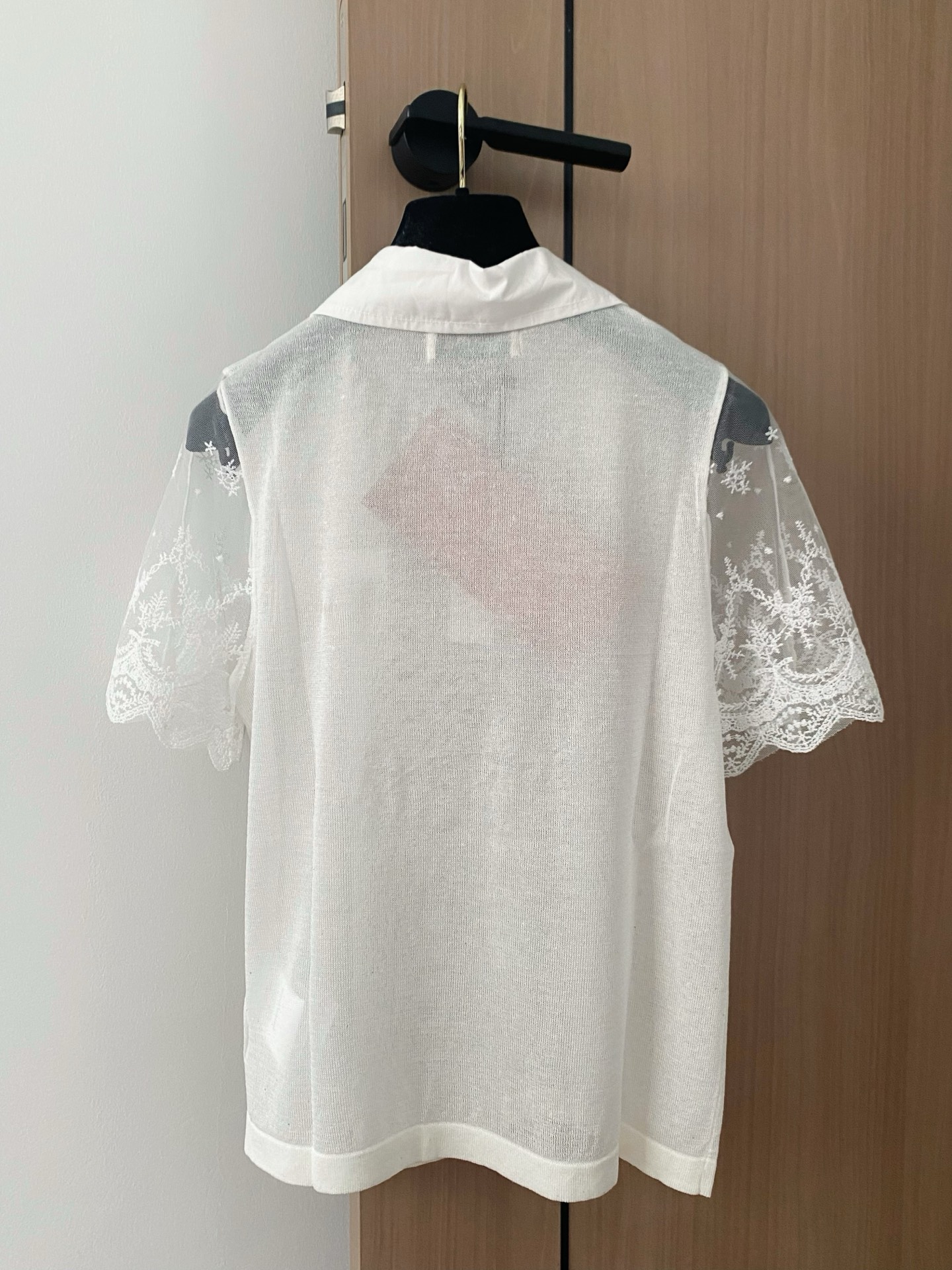 🛒—新款发售— 𝐌𝐢𝐮𝐦𝐢𝐮 𝟐𝟓新款 二色短袖 logo点缀修饰 上身显瘦百搭 𝟐色𝟑碼 𝟑𝟔/𝟑𝟖/