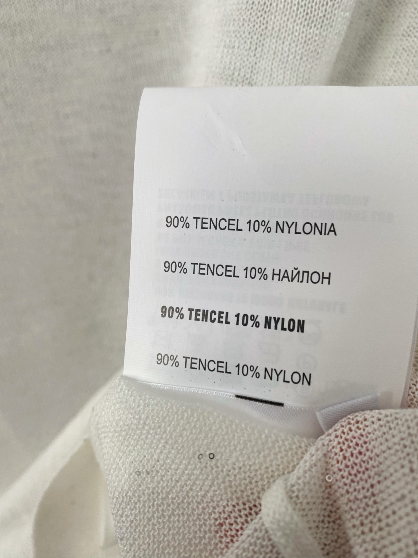 🛒—新款发售— 𝐌𝐢𝐮𝐦𝐢𝐮 𝟐𝟓新款 二色短袖 logo点缀修饰 上身显瘦百搭 𝟐色𝟑碼 𝟑𝟔/𝟑𝟖/