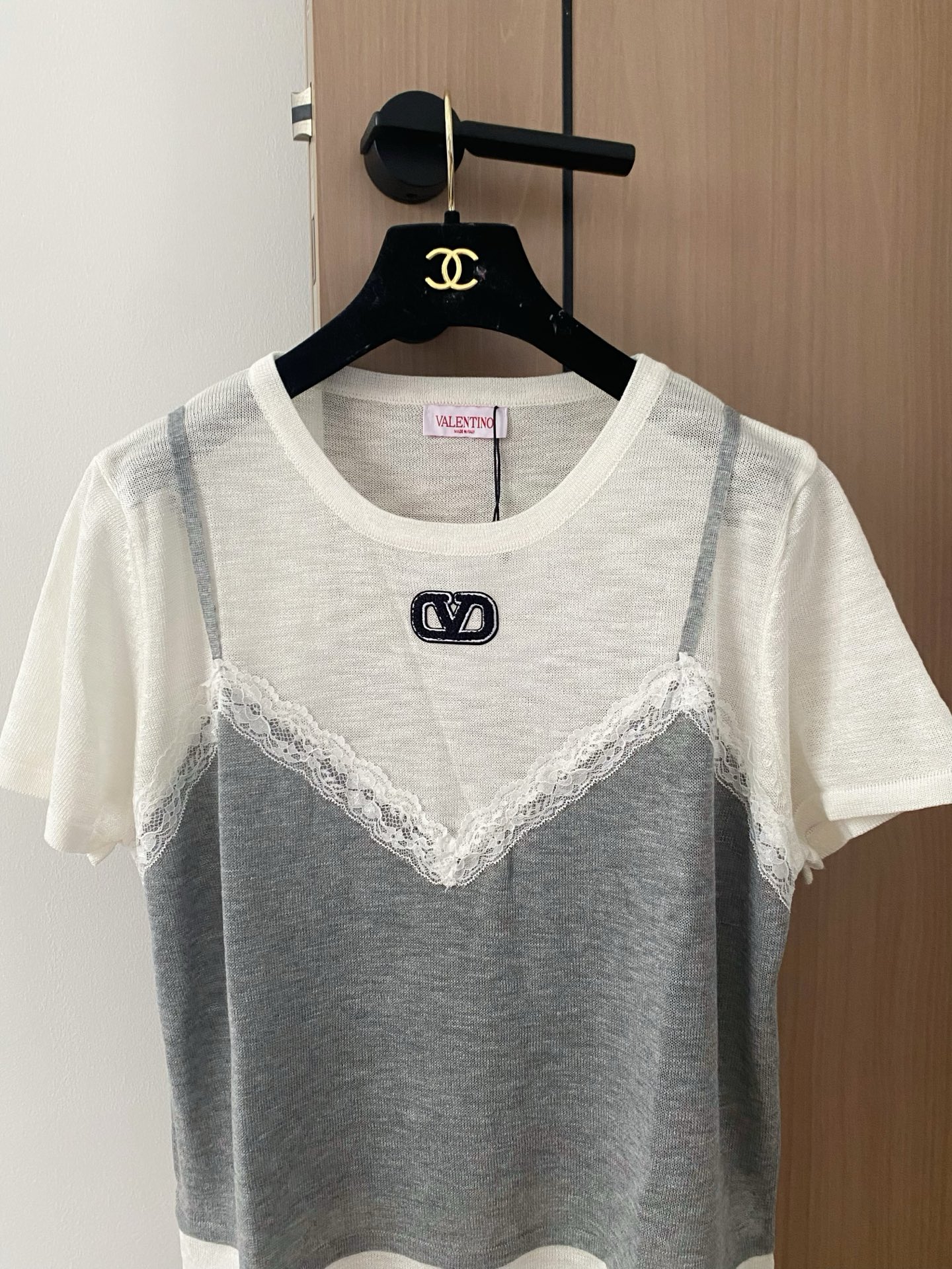 🛒—新款发售— 𝐕𝐀𝐋𝐄𝐍𝐓𝐈𝐍𝐎 𝟐𝟓年新款三色短袖 图案logo修饰点缀 上身時尚鬆弛感🈵️🈵️ 𝟑