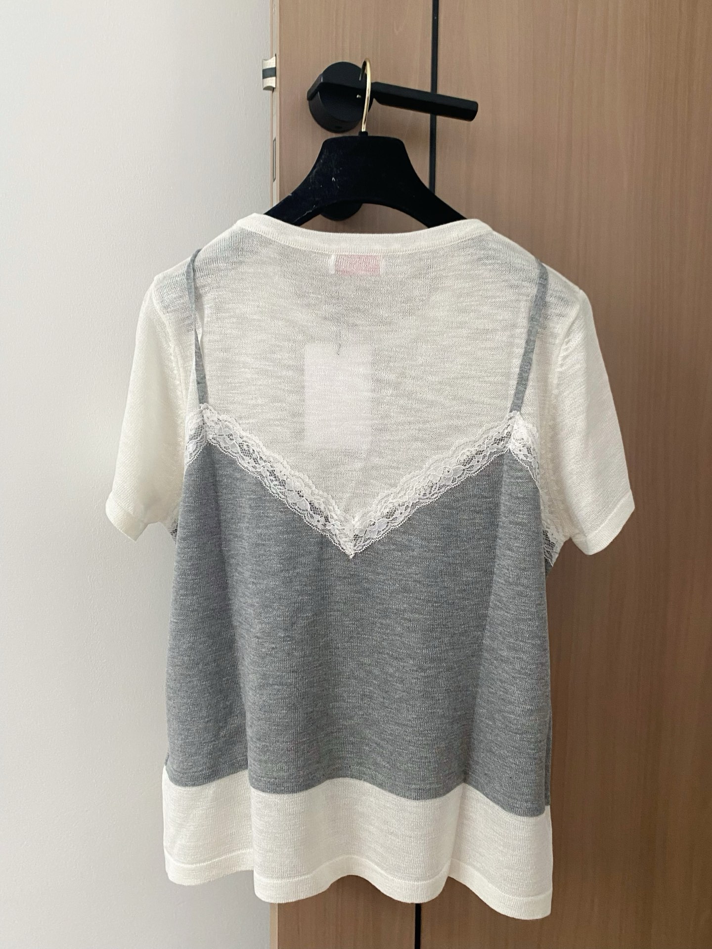 🛒—新款发售— 𝐕𝐀𝐋𝐄𝐍𝐓𝐈𝐍𝐎 𝟐𝟓年新款三色短袖 图案logo修饰点缀 上身時尚鬆弛感🈵️🈵️ 𝟑