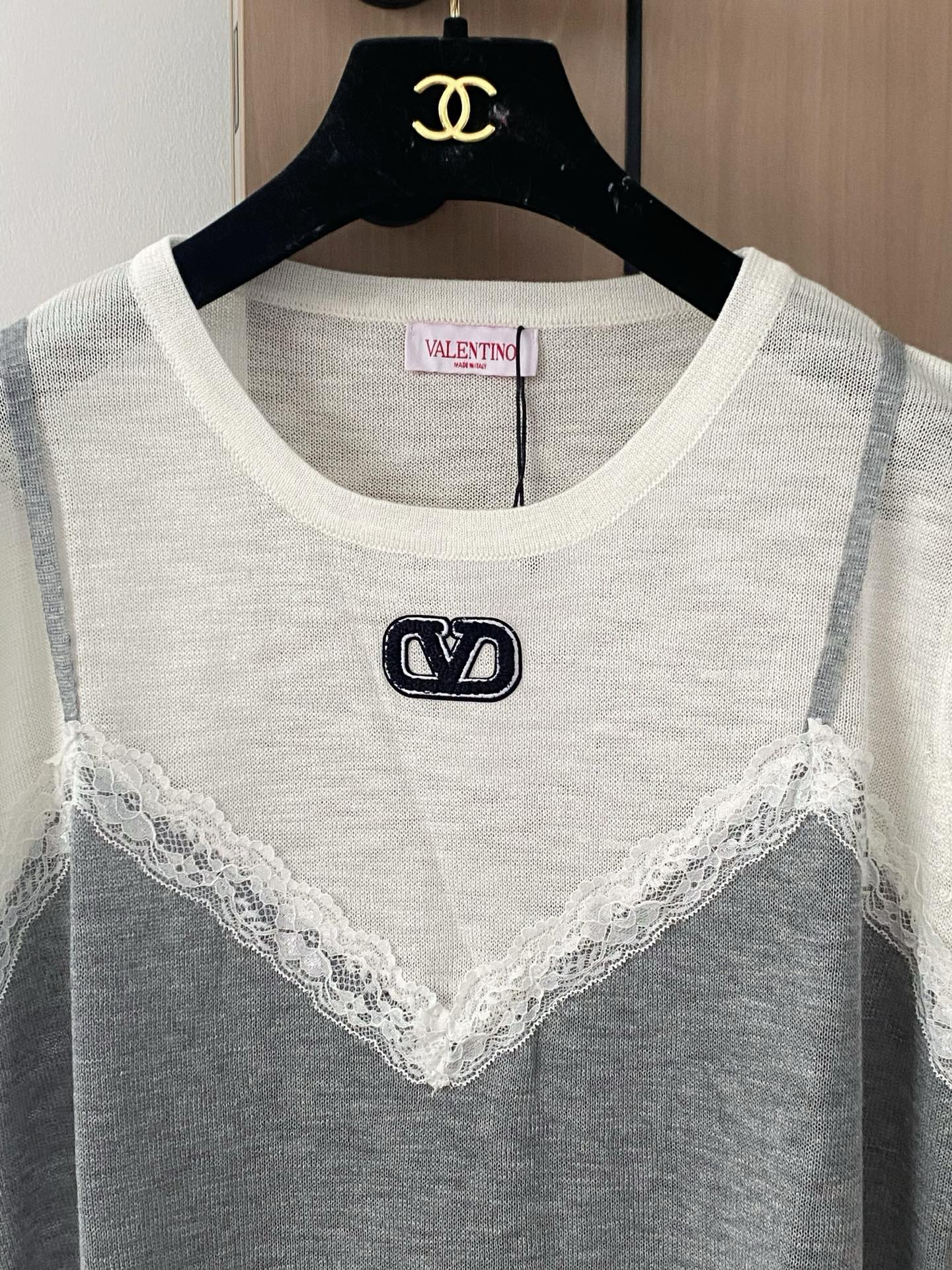 🛒—新款发售— 𝐕𝐀𝐋𝐄𝐍𝐓𝐈𝐍𝐎 𝟐𝟓年新款三色短袖 图案logo修饰点缀 上身時尚鬆弛感🈵️🈵️ 𝟑