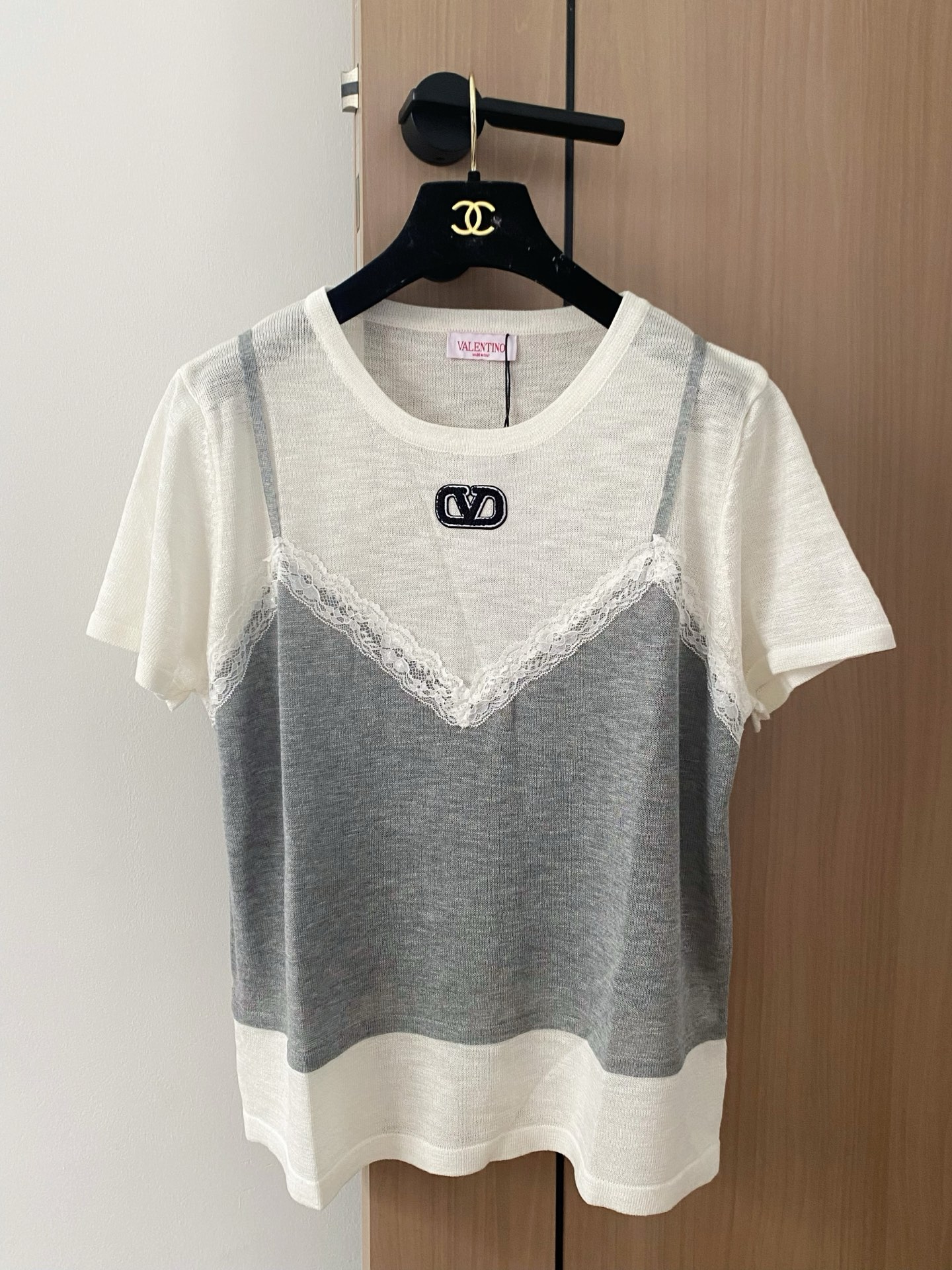 🛒—新款发售— 𝐕𝐀𝐋𝐄𝐍𝐓𝐈𝐍𝐎 𝟐𝟓年新款三色短袖 图案logo修饰点缀 上身時尚鬆弛感🈵️🈵️ 𝟑