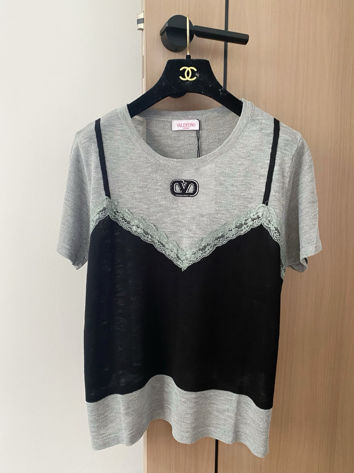 🛒—新款发售— 𝐕𝐀𝐋𝐄𝐍𝐓𝐈𝐍𝐎 𝟐𝟓年新款三色短袖 图案logo修饰点缀 上身時尚鬆弛感🈵️🈵️ 𝟑
