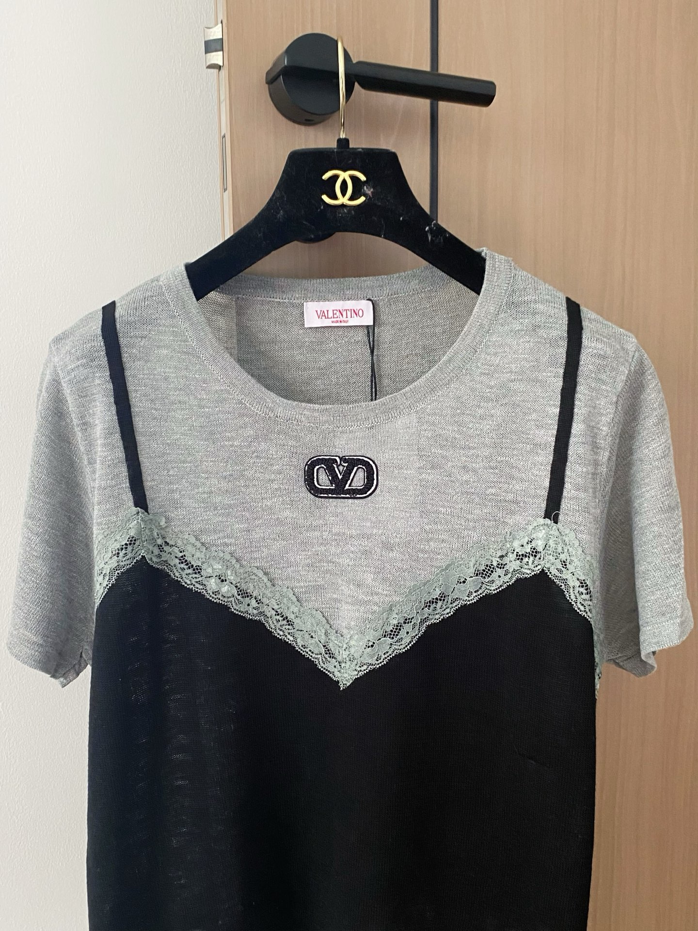 🛒—新款发售— 𝐕𝐀𝐋𝐄𝐍𝐓𝐈𝐍𝐎 𝟐𝟓年新款三色短袖 图案logo修饰点缀 上身時尚鬆弛感🈵️🈵️ 𝟑