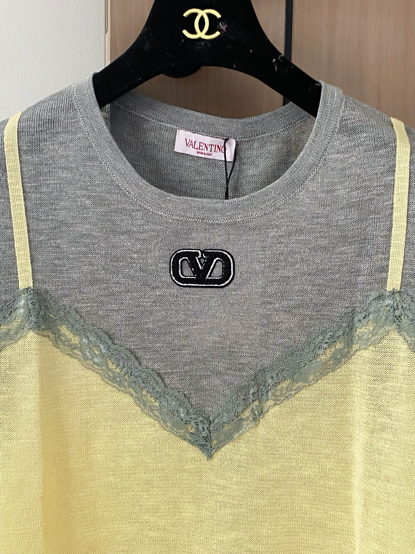 🛒—新款发售— 𝐕𝐀𝐋𝐄𝐍𝐓𝐈𝐍𝐎 𝟐𝟓年新款三色短袖 图案logo修饰点缀 上身時尚鬆弛感🈵️🈵️ 𝟑