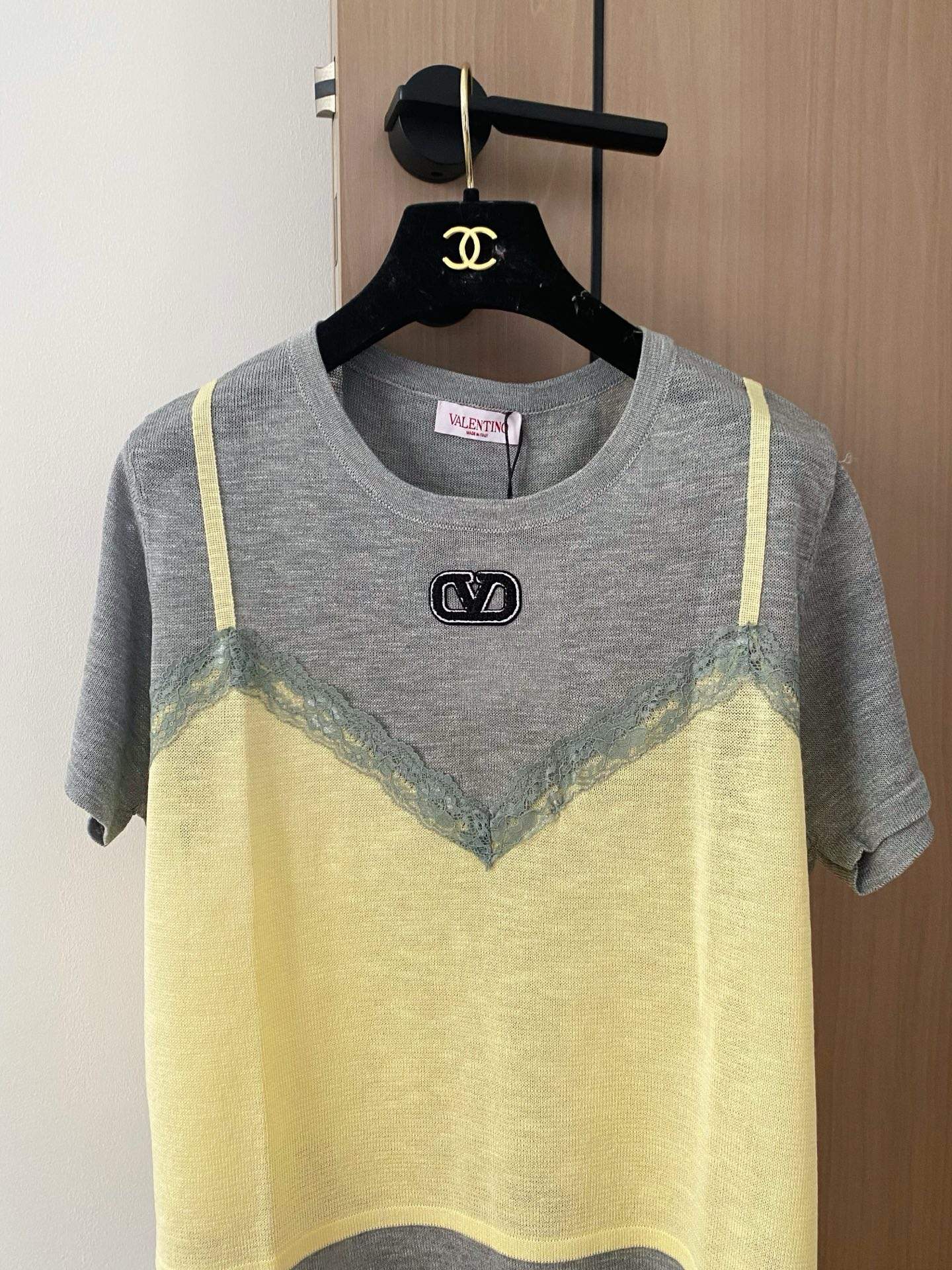 🛒—新款发售— 𝐕𝐀𝐋𝐄𝐍𝐓𝐈𝐍𝐎 𝟐𝟓年新款三色短袖 图案logo修饰点缀 上身時尚鬆弛感🈵️🈵️ 𝟑