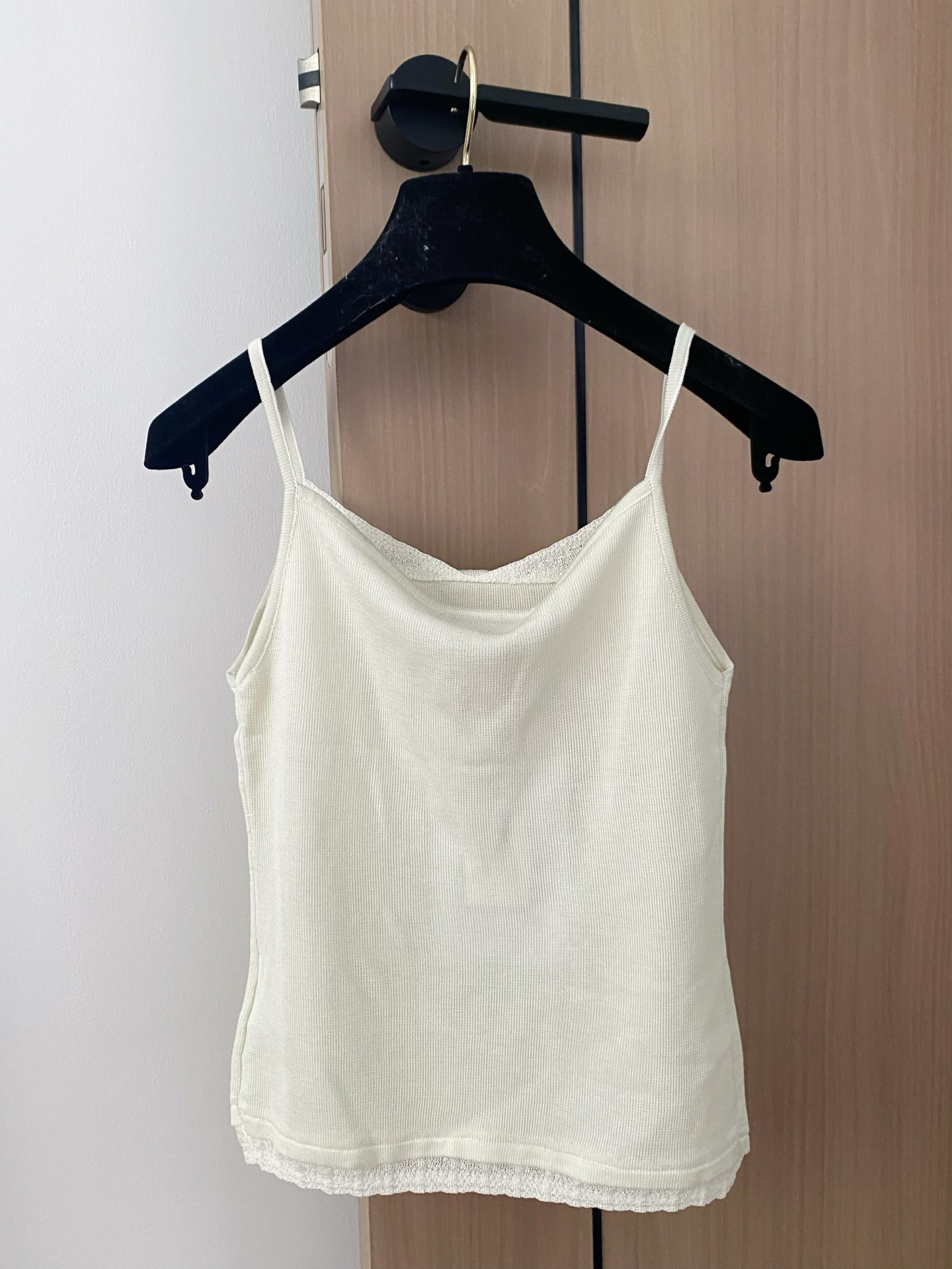 🛒—新款发售— 𝐂𝐡𝐚𝐧𝐞𝐥 𝟐𝟓新款 三色背心 面料透气 logo图案设计修饰点缀！上身高级氛围感🈵️