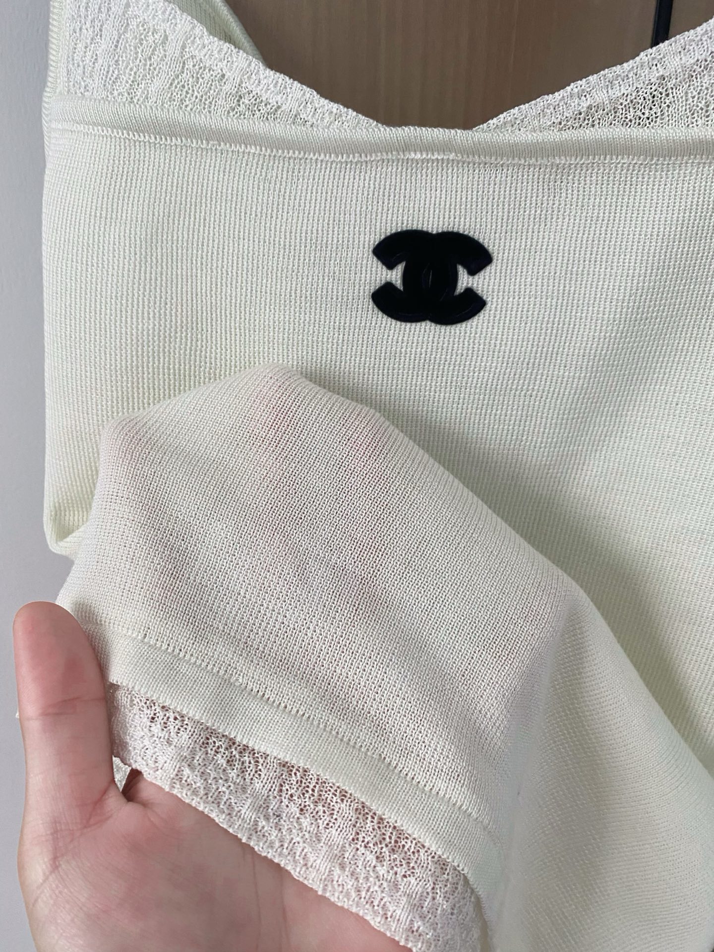 🛒—新款发售— 𝐂𝐡𝐚𝐧𝐞𝐥 𝟐𝟓新款 三色背心 面料透气 logo图案设计修饰点缀！上身高级氛围感🈵️