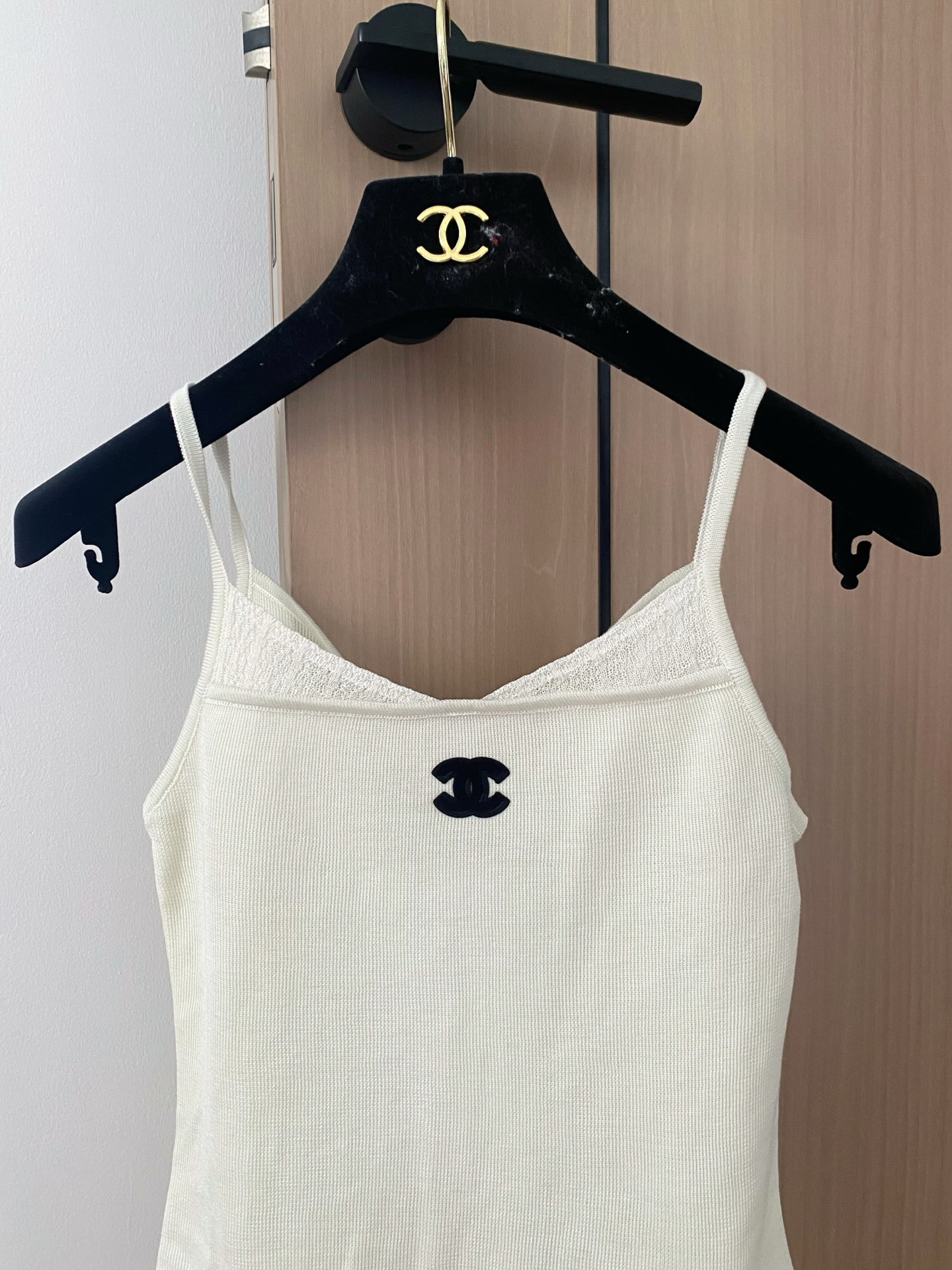 🛒—新款发售— 𝐂𝐡𝐚𝐧𝐞𝐥 𝟐𝟓新款 三色背心 面料透气 logo图案设计修饰点缀！上身高级氛围感🈵️
