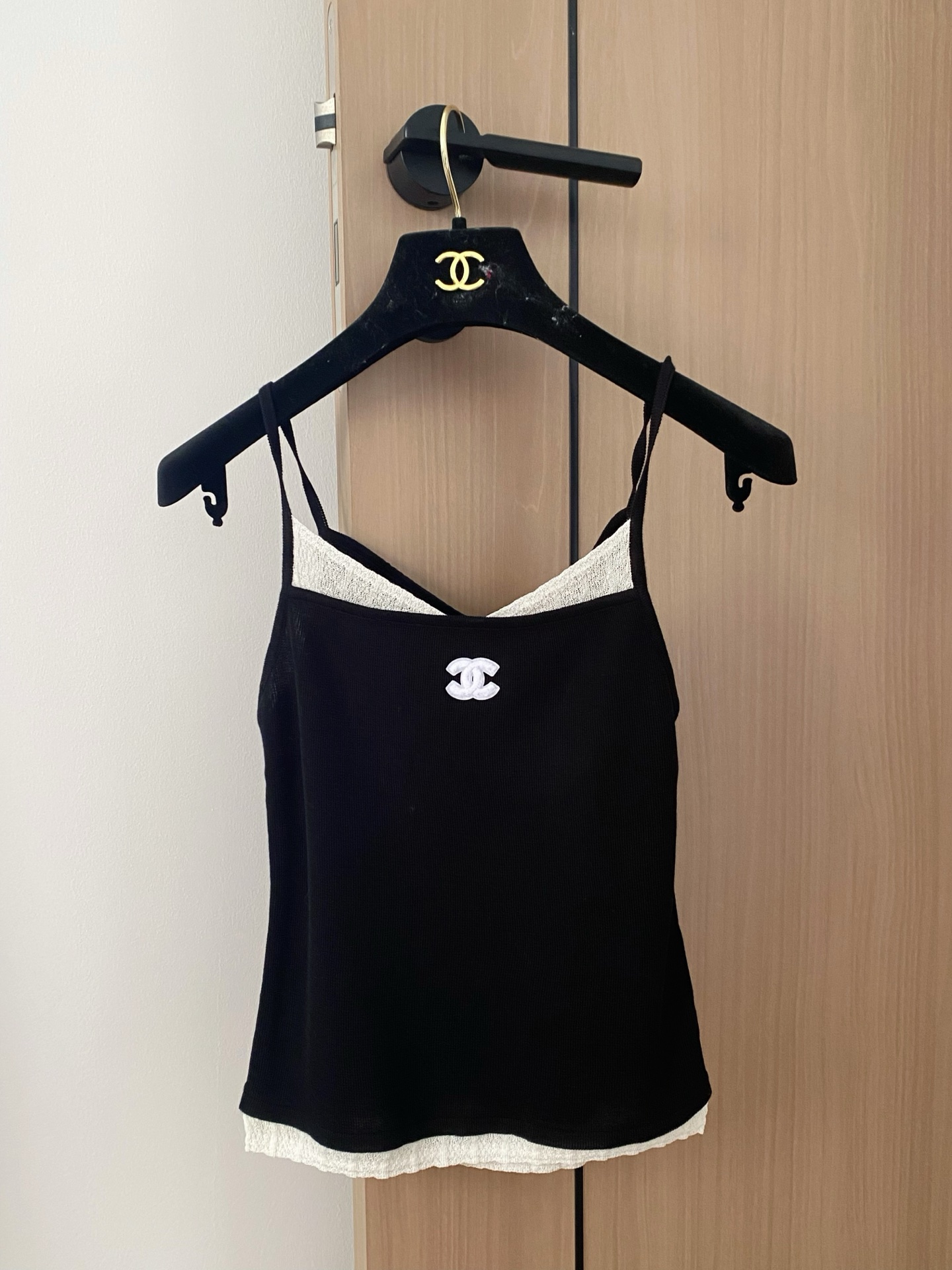 🛒—新款发售— 𝐂𝐡𝐚𝐧𝐞𝐥 𝟐𝟓新款 三色背心 面料透气 logo图案设计修饰点缀！上身高级氛围感🈵️