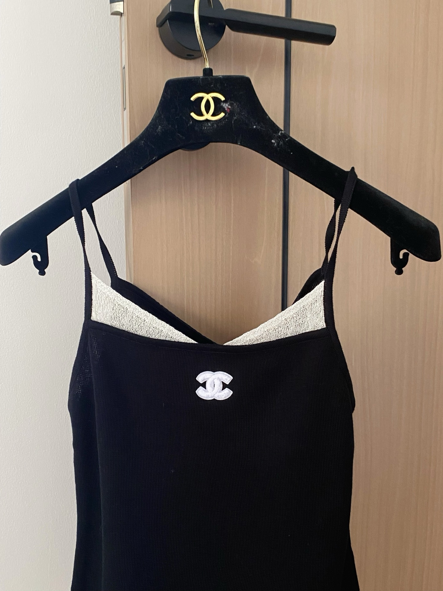🛒—新款发售— 𝐂𝐡𝐚𝐧𝐞𝐥 𝟐𝟓新款 三色背心 面料透气 logo图案设计修饰点缀！上身高级氛围感🈵️