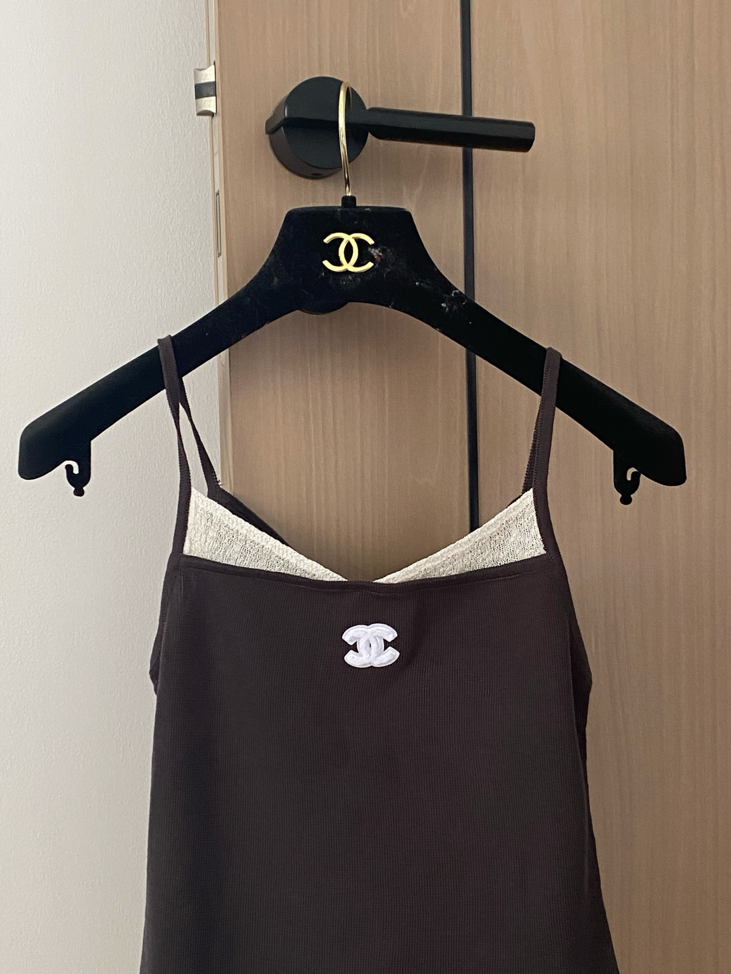 🛒—新款发售— 𝐂𝐡𝐚𝐧𝐞𝐥 𝟐𝟓新款 三色背心 面料透气 logo图案设计修饰点缀！上身高级氛围感🈵️