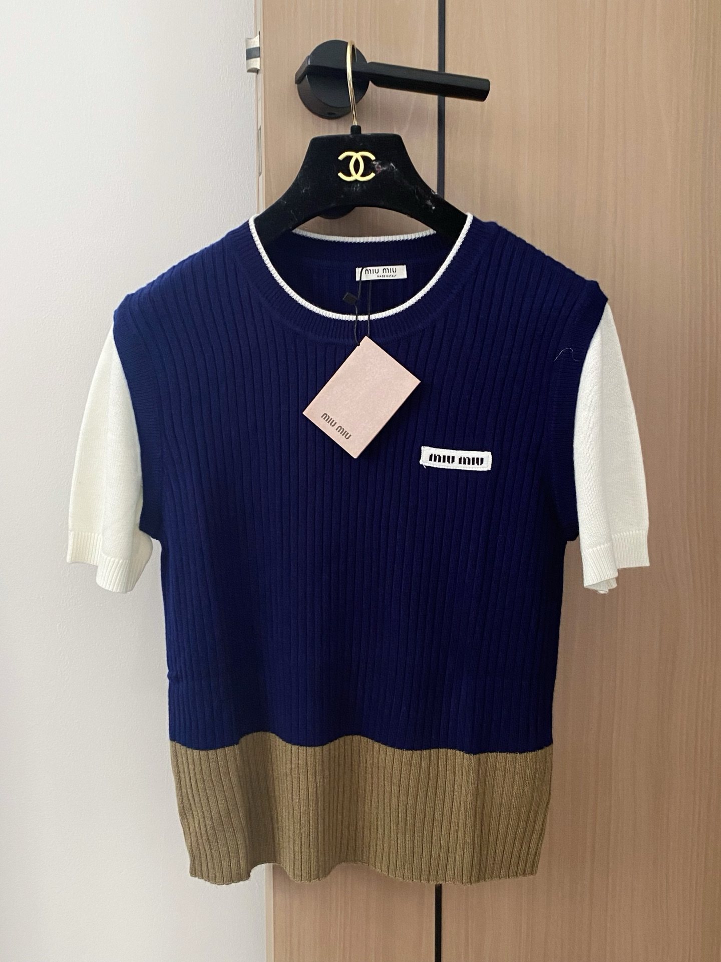 NO:426174,New three-color color-blocking short-sleeved logo embellishment and decoration, slim and versatile color, size //, T-shirt, alexander wang19860909新款 三色拼色短袖 logo点缀修饰 上身显瘦百搭 色 码数//,,T-shirt,alexander wang,Women's clothing