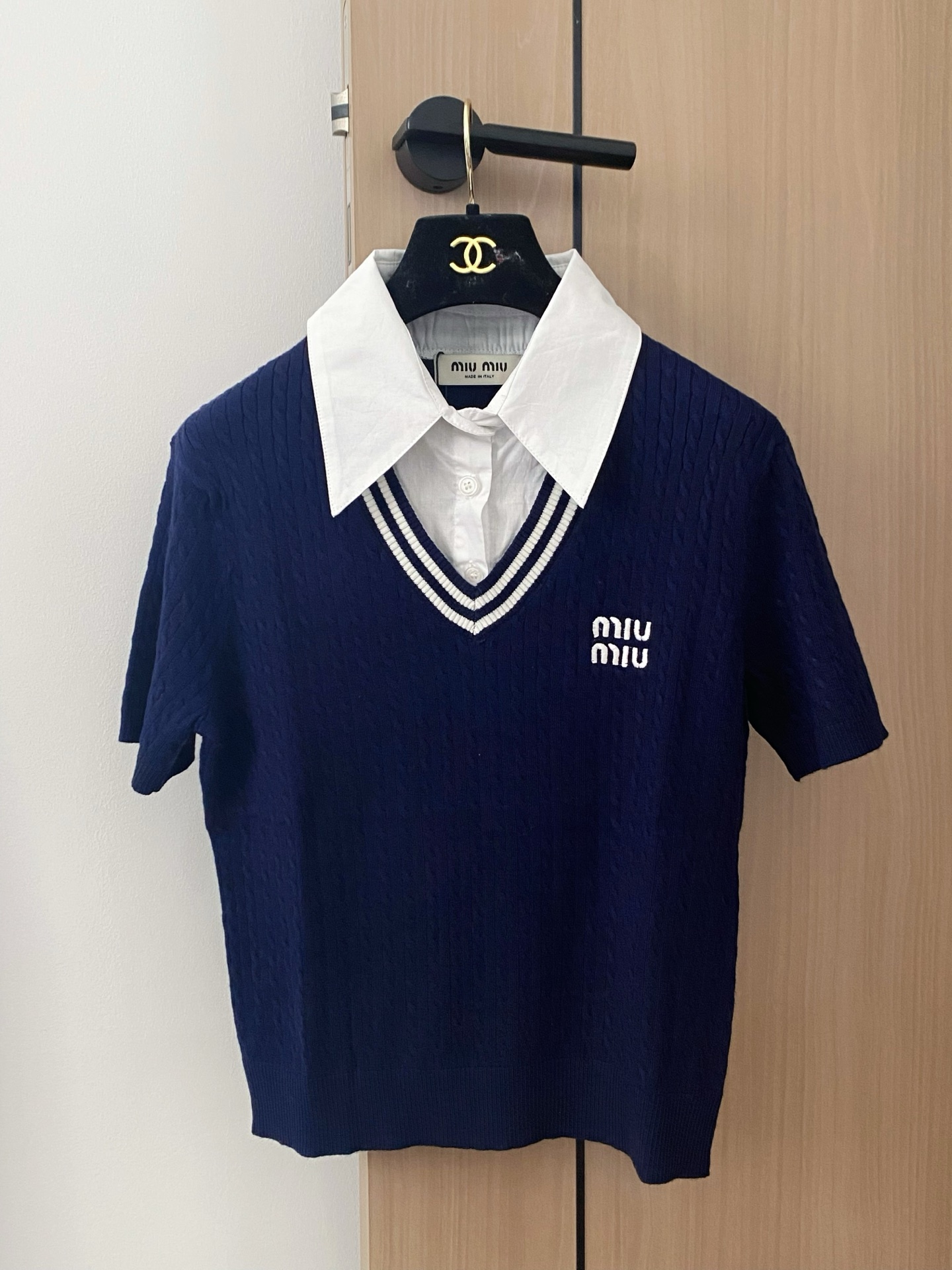 NO:426178,New two-color lapel short sleeves, medal logo embellishment, slim and versatile color, size //,,T-shirt,alexander wang19860909新款 二色翻领短袖 勋章logo点缀修饰 上身显瘦百搭 色 码数//,,T-shirt,alexander wang,Women's clothing