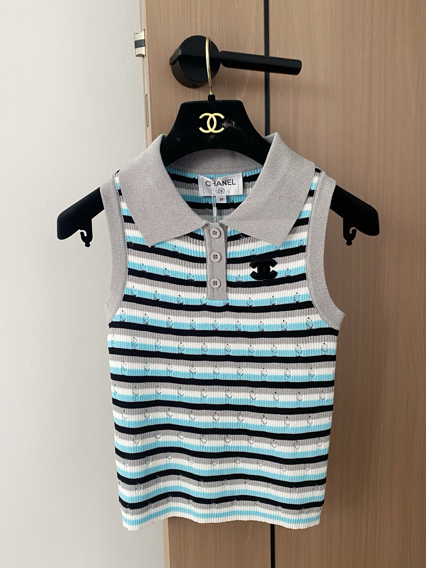 NO:430403,New style, two-color contrast striped lapel vest, breathable fabric, logo pattern embellishment, high-end atmosphere on the upper body, size //,,alexander wang19860909新款 二色撞色条纹翻领背心 面料透气 logo图案修饰点缀 上身高级氛围感 码数//,,alexander wang,Women's clothing