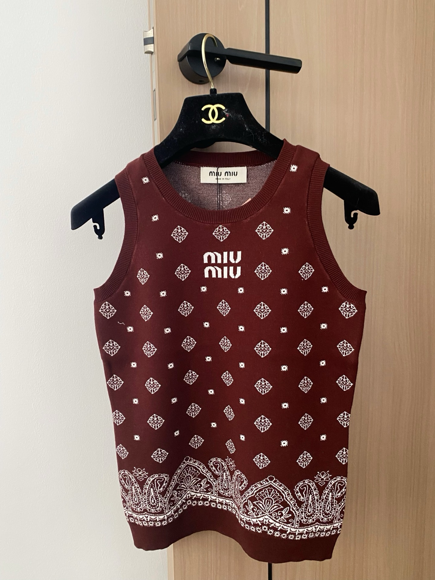 NO:429663,New two-color vest, embroidered and embroidered, age-reducing girl, slim and versatile color, number of codes //,,alexander wang19860909新款 二色背心 刺绣logo点缀修饰 减龄少女 上身显瘦百搭 色 码数//,,alexander wang,Women's clothing