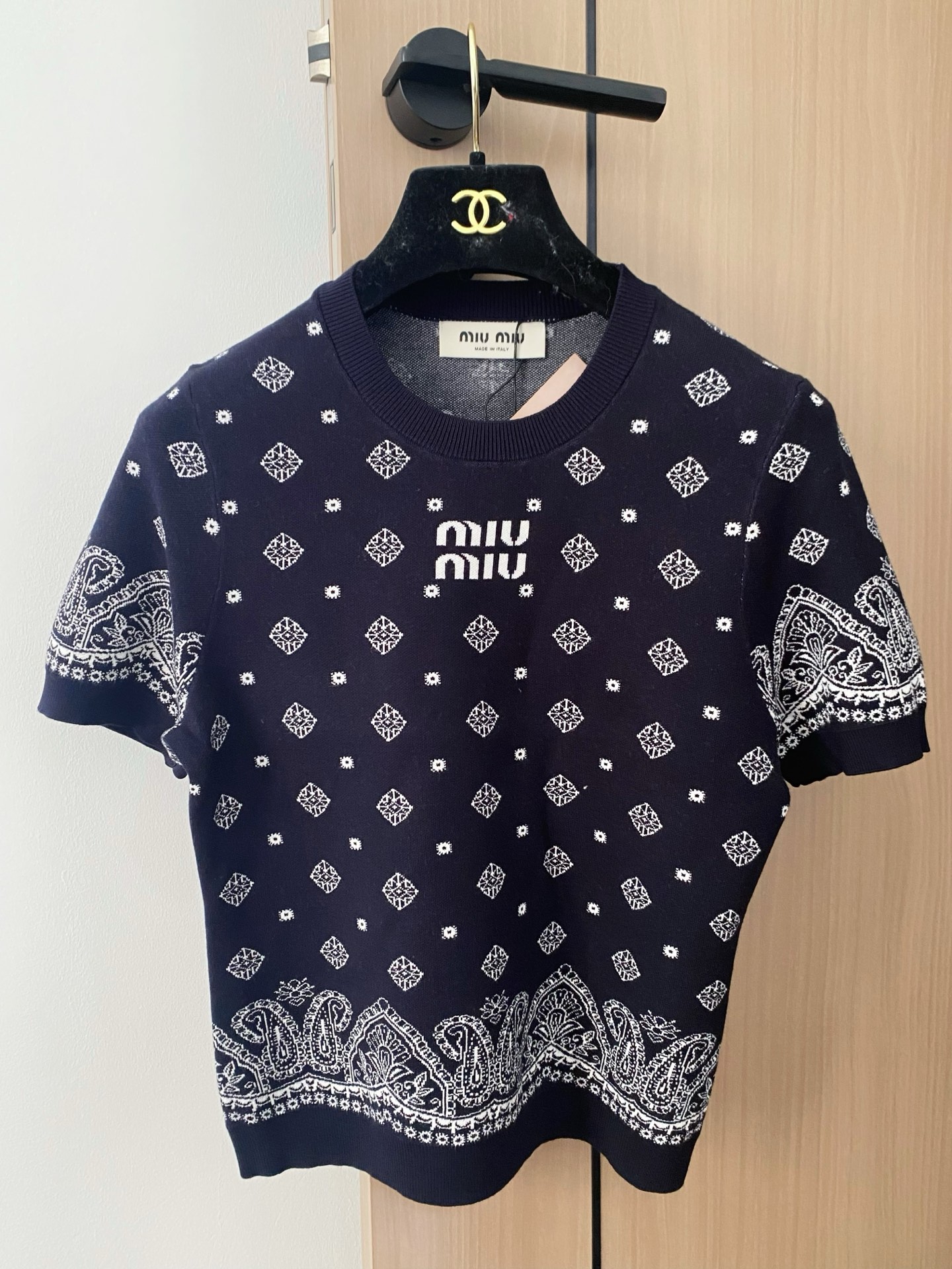 NO:429669,New two-color round neck short sleeves, embroidered and embroidered logo embellishment, age-reducing girl, slim and versatile color, size //,,T-shirt,alexander wang19860909新款 二色圆领短袖 刺绣logo点缀修饰 减龄少女 上身显瘦百搭 色 码数//,,T-shirt,alexander wang,Women's clothing
