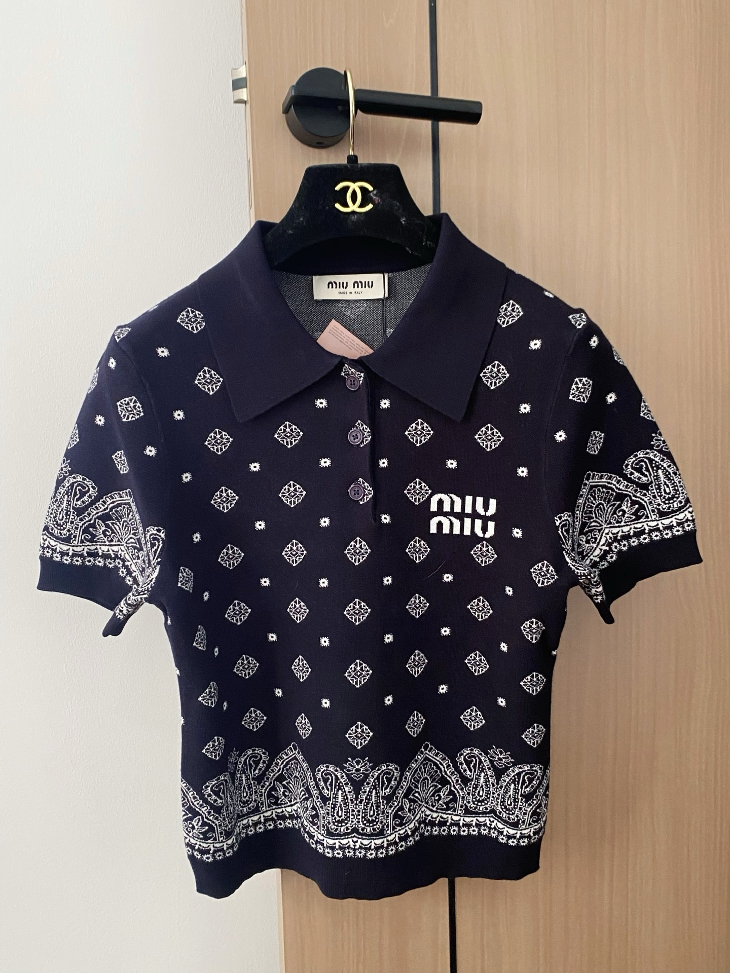 NO:429675,New two-color lapel short sleeves, embroidered and embroidered logo, age-reducing girl, slim and versatile color, size //,,T-shirt,alexander wang19860909新款 二色翻领短袖 刺绣logo点缀修饰 减龄少女 上身显瘦百搭 色 码数//,,T-shirt,alexander wang,Women's clothing