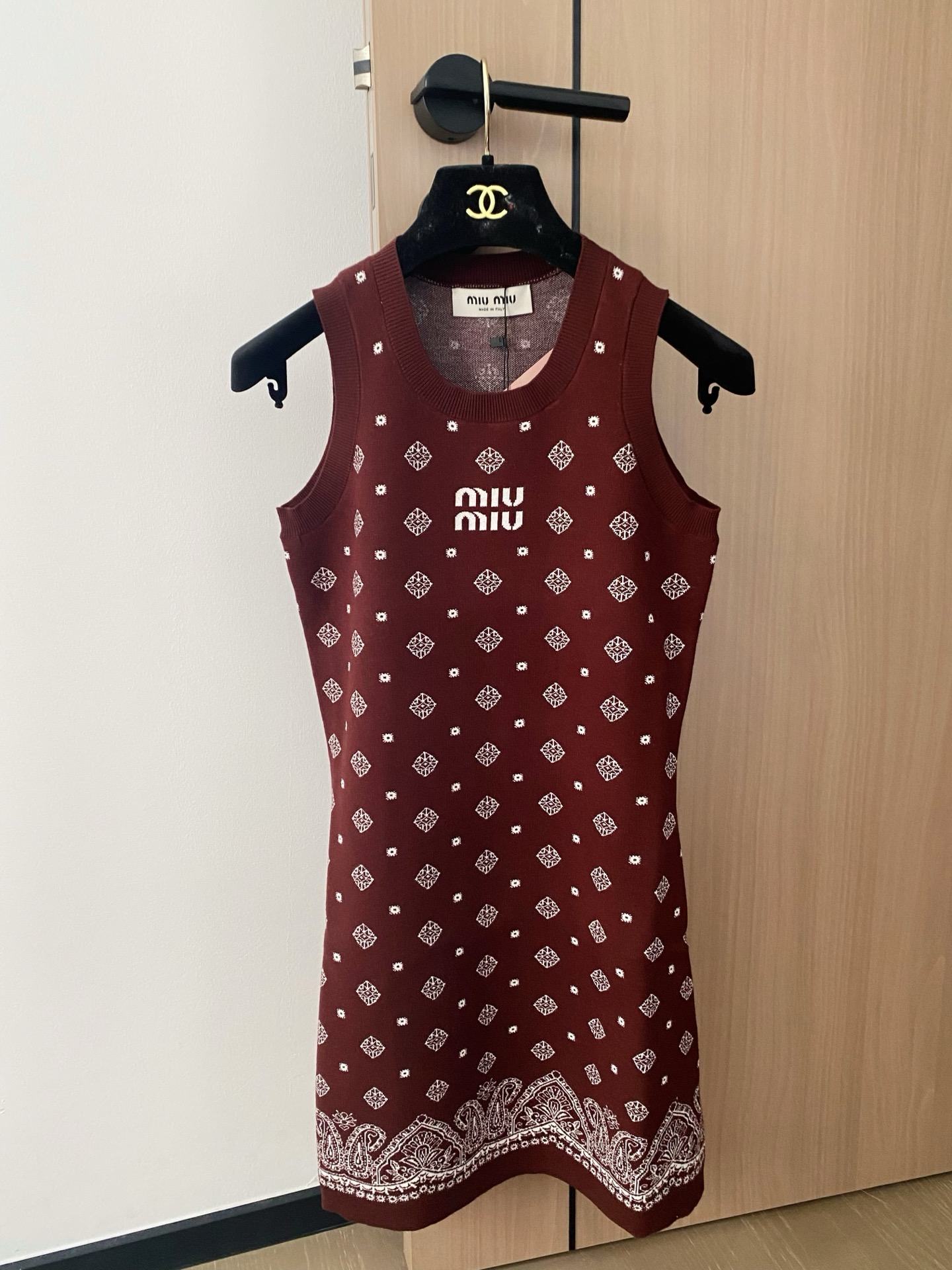 NO:429681,New two-color vest skirt, embroidered logo embellishment, age-reducing girl, slim and versatile color, size //,,skirts,alexander wang19860909新款 二色背心裙 刺绣logo点缀修饰 减龄少女 上身显瘦百搭 色 码数//,,skirts,alexander wang,Women's clothing