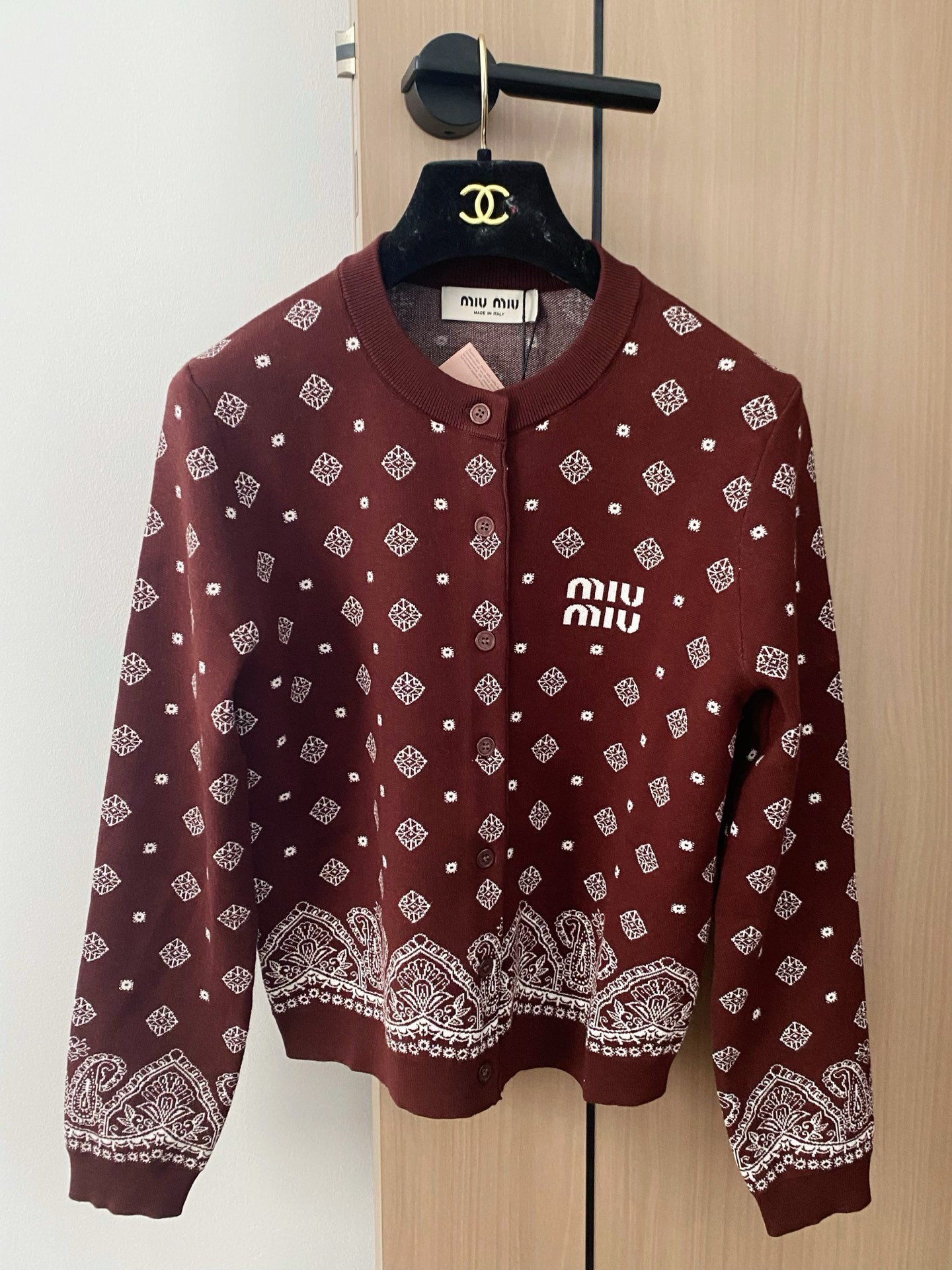 NO:429699,New two-color cardigan logo embellishment, age-reducing girl, slim and versatile color, size //,,alexander wang19860909新款 二色开衫 logo点缀修饰 减龄少女 上身显瘦百搭 色 码数//,,alexander wang,Women's clothing