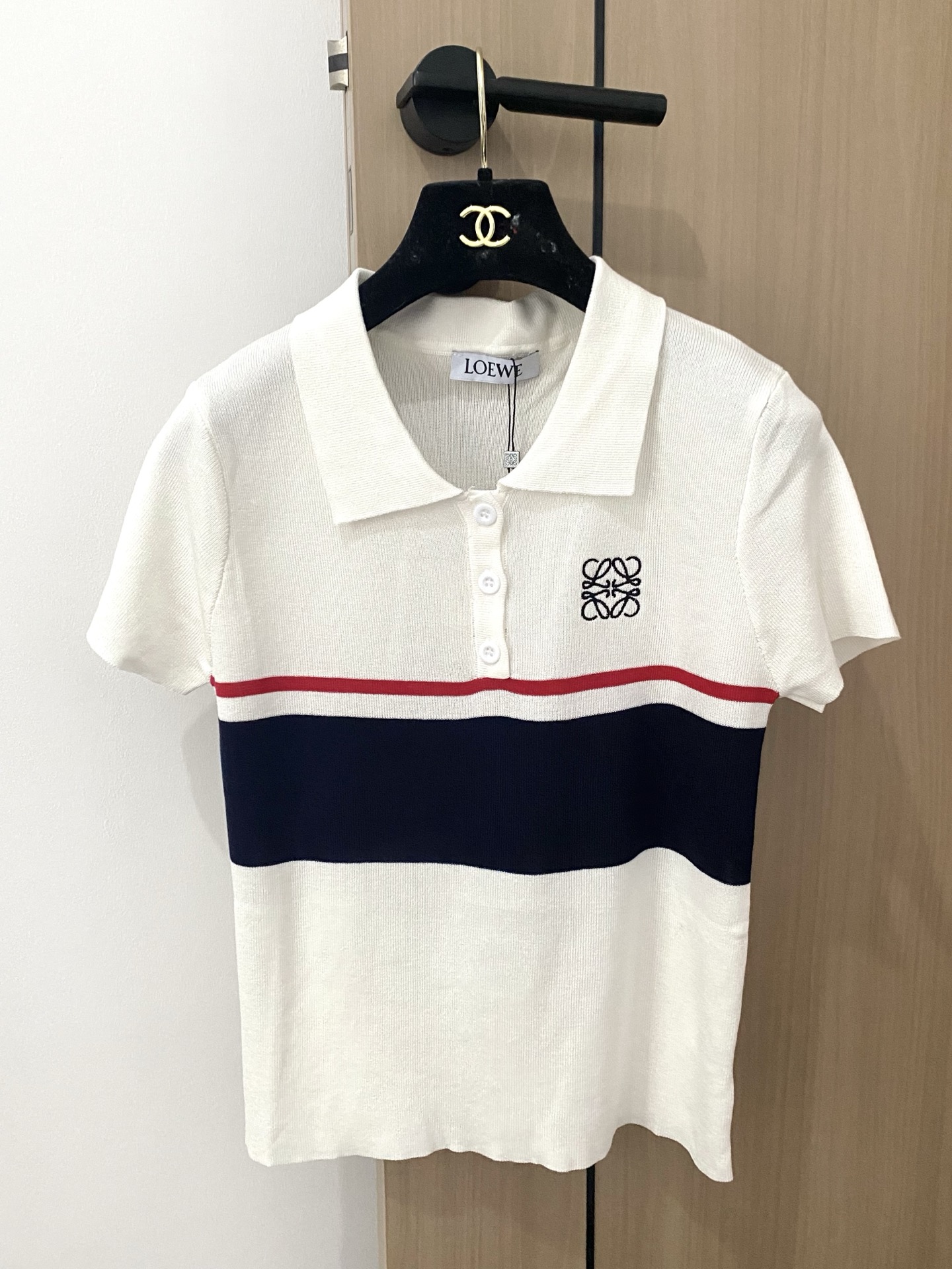 𝐋𝐎𝐄𝐖𝐄 𝟐𝟓新款 二色翻领短袖 刺绣图案logo修饰搭配！上身超級顯瘦 𝟐色 
码数：𝟑𝟔/𝟑𝟖/𝟒