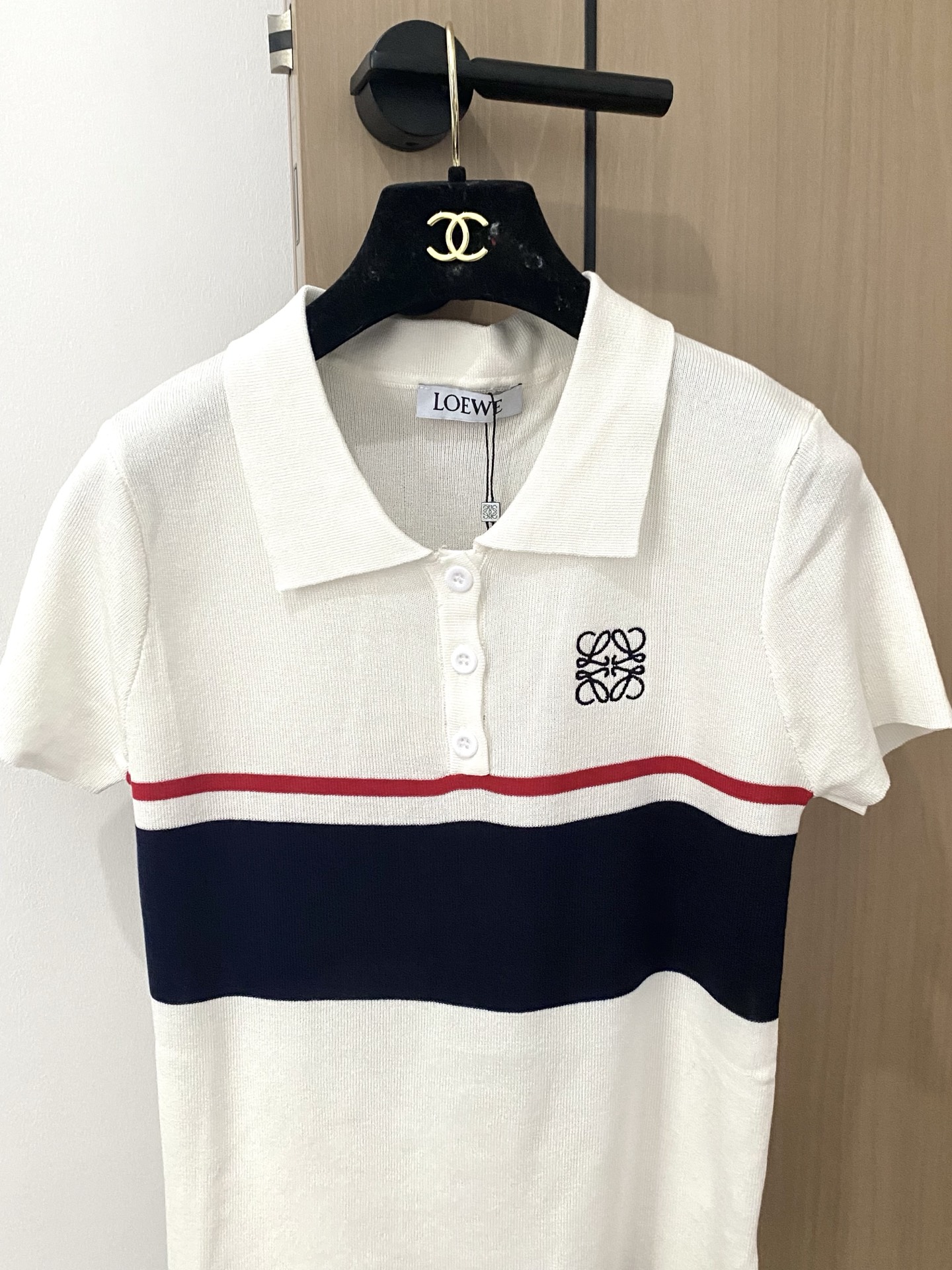 𝐋𝐎𝐄𝐖𝐄 𝟐𝟓新款 二色翻领短袖 刺绣图案logo修饰搭配！上身超級顯瘦 𝟐色 
码数：𝟑𝟔/𝟑𝟖/𝟒