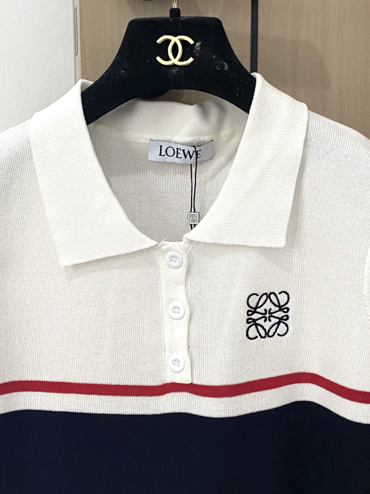 𝐋𝐎𝐄𝐖𝐄 𝟐𝟓新款 二色翻领短袖 刺绣图案logo修饰搭配！上身超級顯瘦 𝟐色 
码数：𝟑𝟔/𝟑𝟖/𝟒
