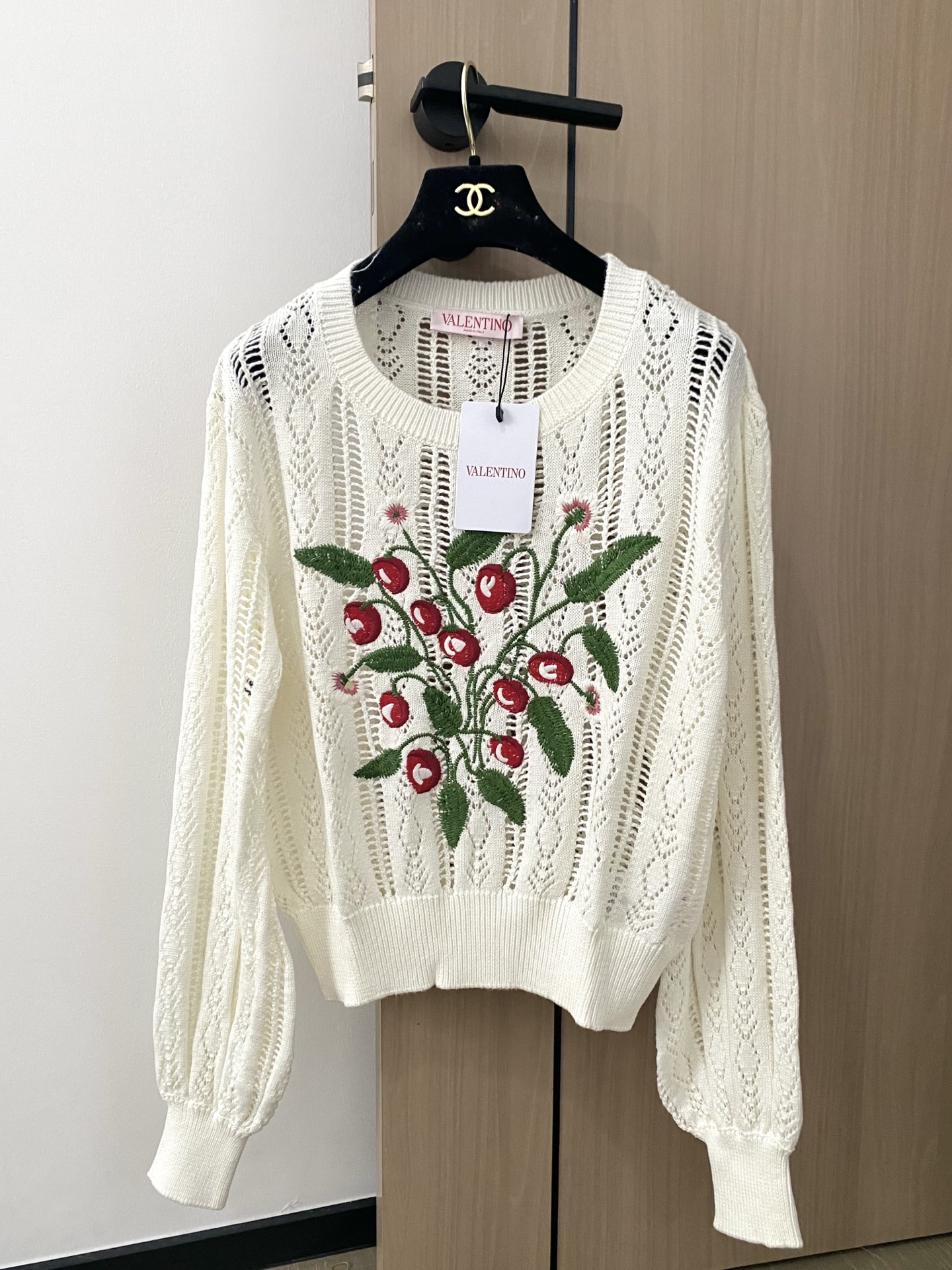 NO:432619,New Year's new two-color long sleeves embroidery pattern logo embellishment, fashionable and relaxing feeling on the upper body, color, code number //,,alexander wang19860909年新款二色长袖 刺绣图案logo修饰点缀 上身時尚鬆弛感 色 码数//,,alexander wang,Women's clothing