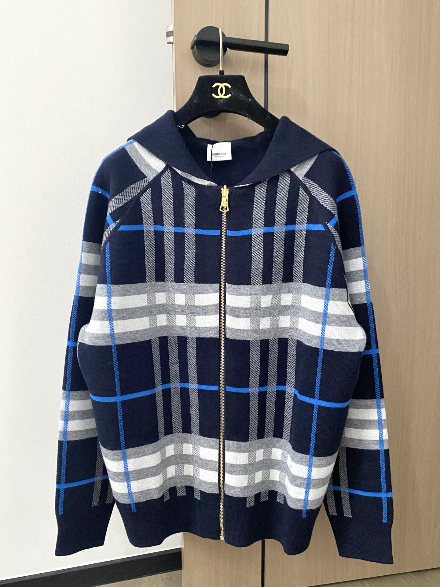 NO:432615,Two-color classic plaid cardigan pattern high-end, fashionable and relaxing feeling on the upper body, color, number of codes //,,alexander wang19860909二色经典款格纹开衫 图案高级 上身時尚鬆弛感 色 码数//,,alexander wang,Women's clothing