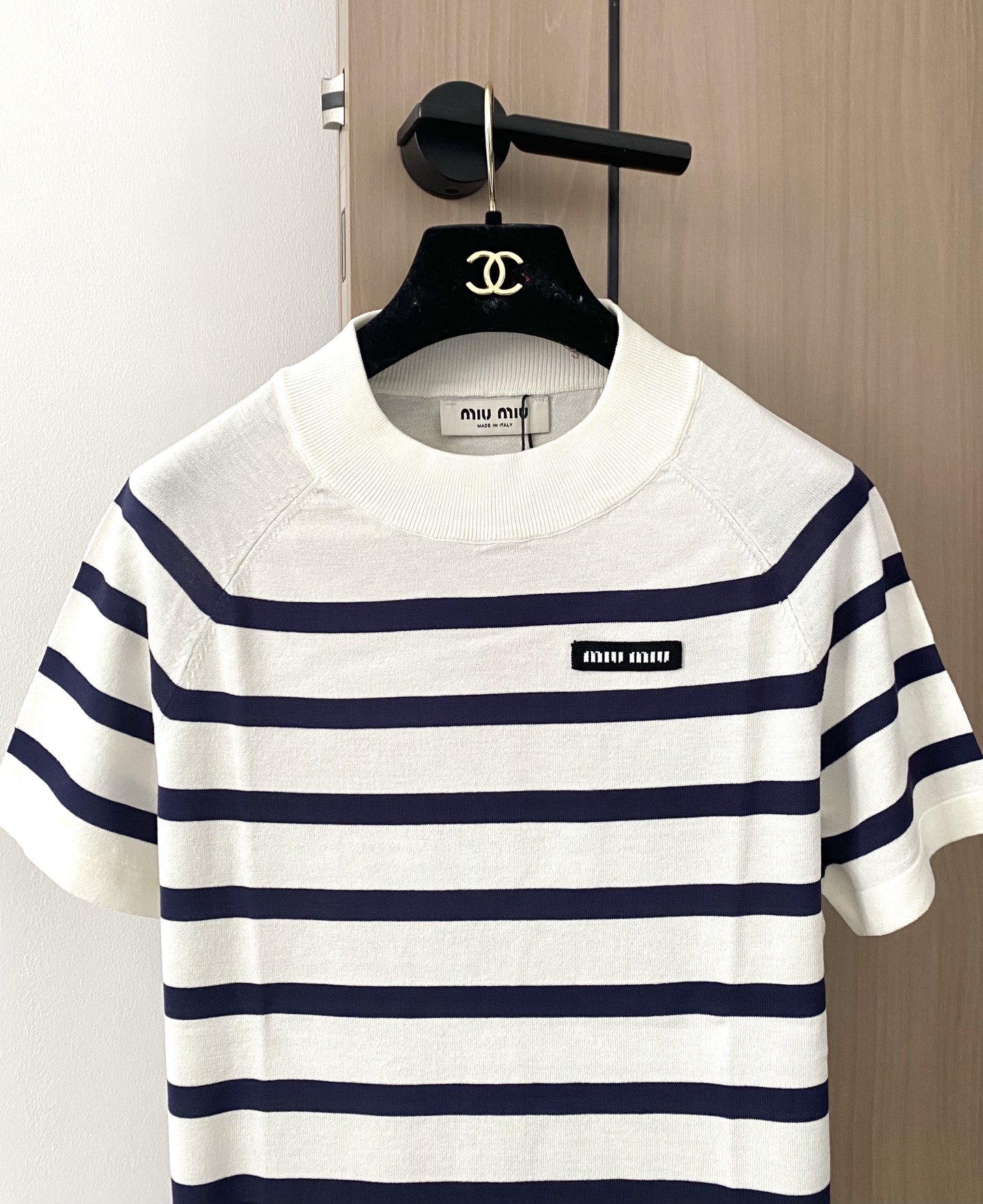 𝐌𝐢𝐮𝐦𝐢𝐮 𝟐𝟓新款 二色条纹短袖 勋章logo点缀修饰 减龄少女 上身显瘦百搭 𝟐色 
码数：𝟑𝟔/