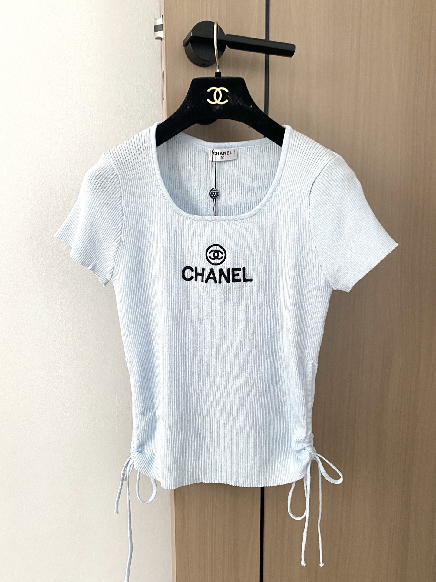NO:433901,New three-color short-sleeved fabric breathable logo pattern embellishment and high-end atmosphere on the upper body Color Number of codes //, T-shirt,alexander wang19860909新款 三色短袖 面料透气 logo图案修饰点缀 上身高级氛围感 色 码数//,,T-shirt,alexander wang,Women's clothing