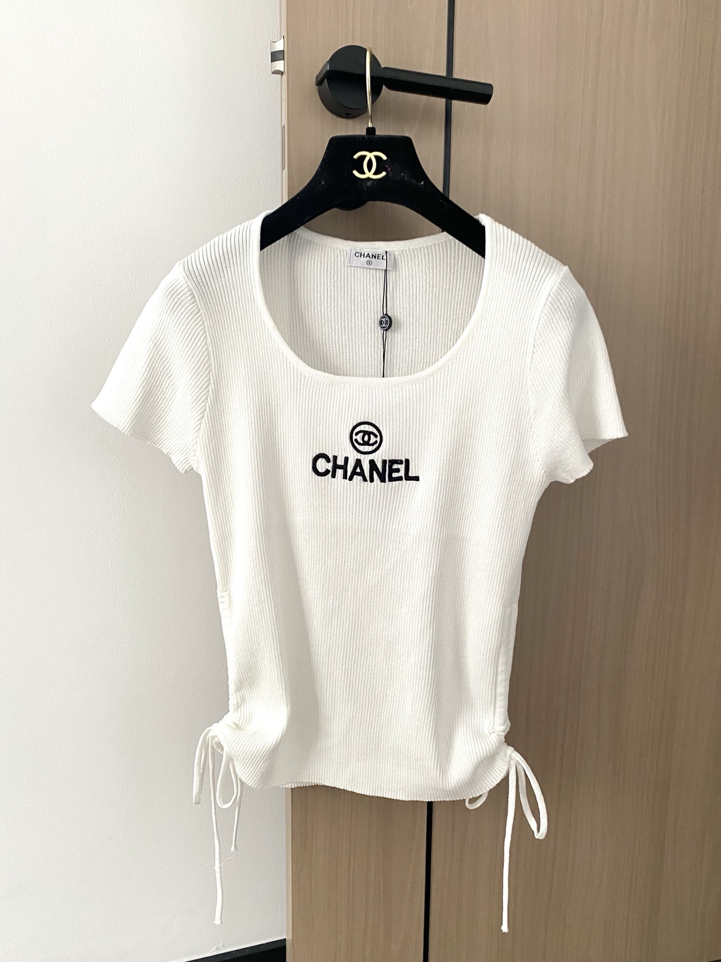 NO:433903,New three-color short-sleeved fabric breathable logo pattern embellishment and high-end atmosphere on the upper body Color Number of codes // l,,T-shirt,alexander wang19860909新款 三色短袖 面料透气 logo图案修饰点缀 上身高级氛围感 色 码数// l,,T-shirt,alexander wang,Women's clothing