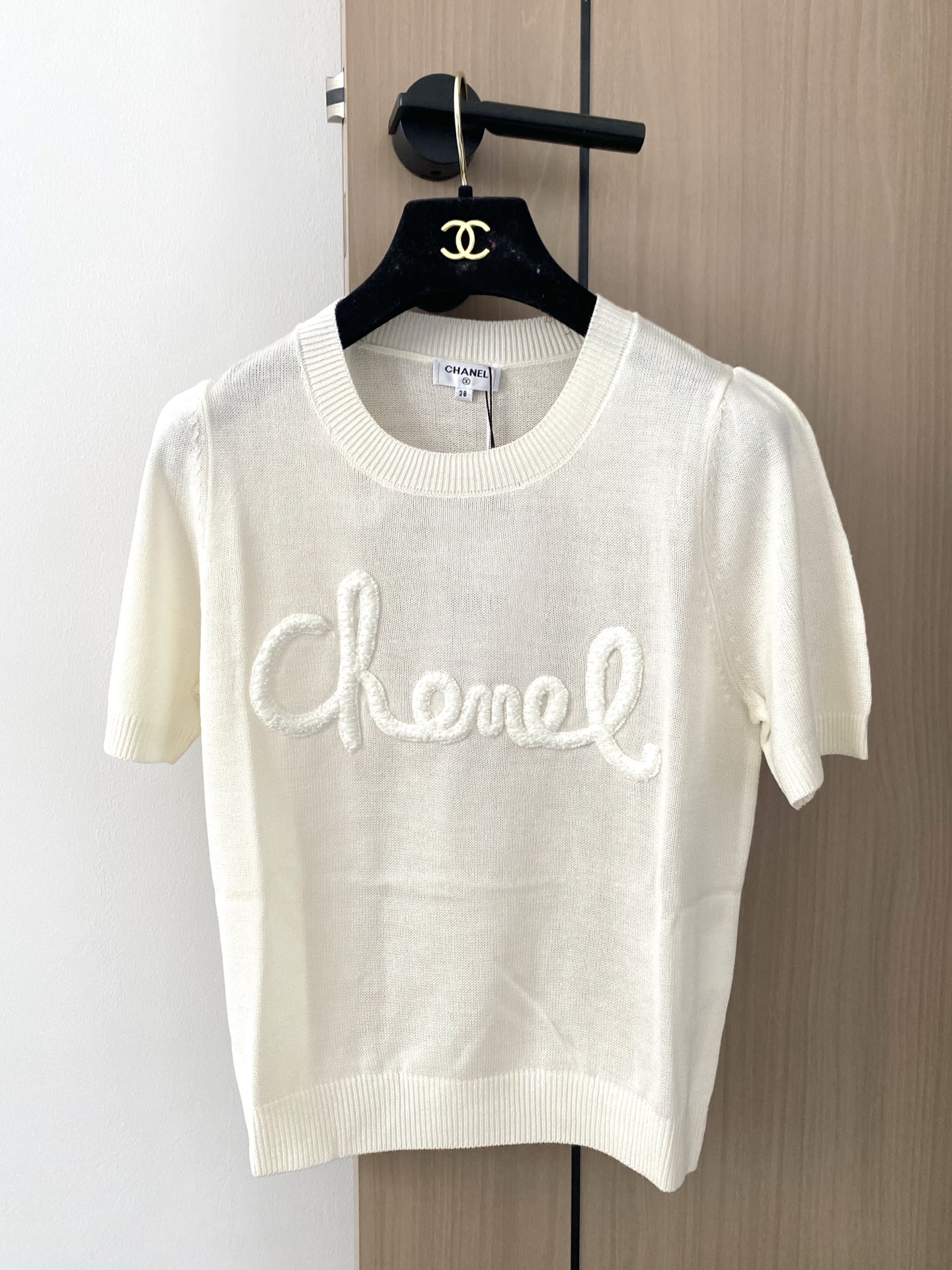 NO:433907,New three-color short-sleeved fabric breathable logo pattern embellishment and high-end atmosphere on the upper body Color Number of codes //, T-shirt,alexander wang19860909新款 三色短袖 面料透气 logo图案修饰点缀 上身高级氛围感 色 码数//,,T-shirt,alexander wang,Women's clothing