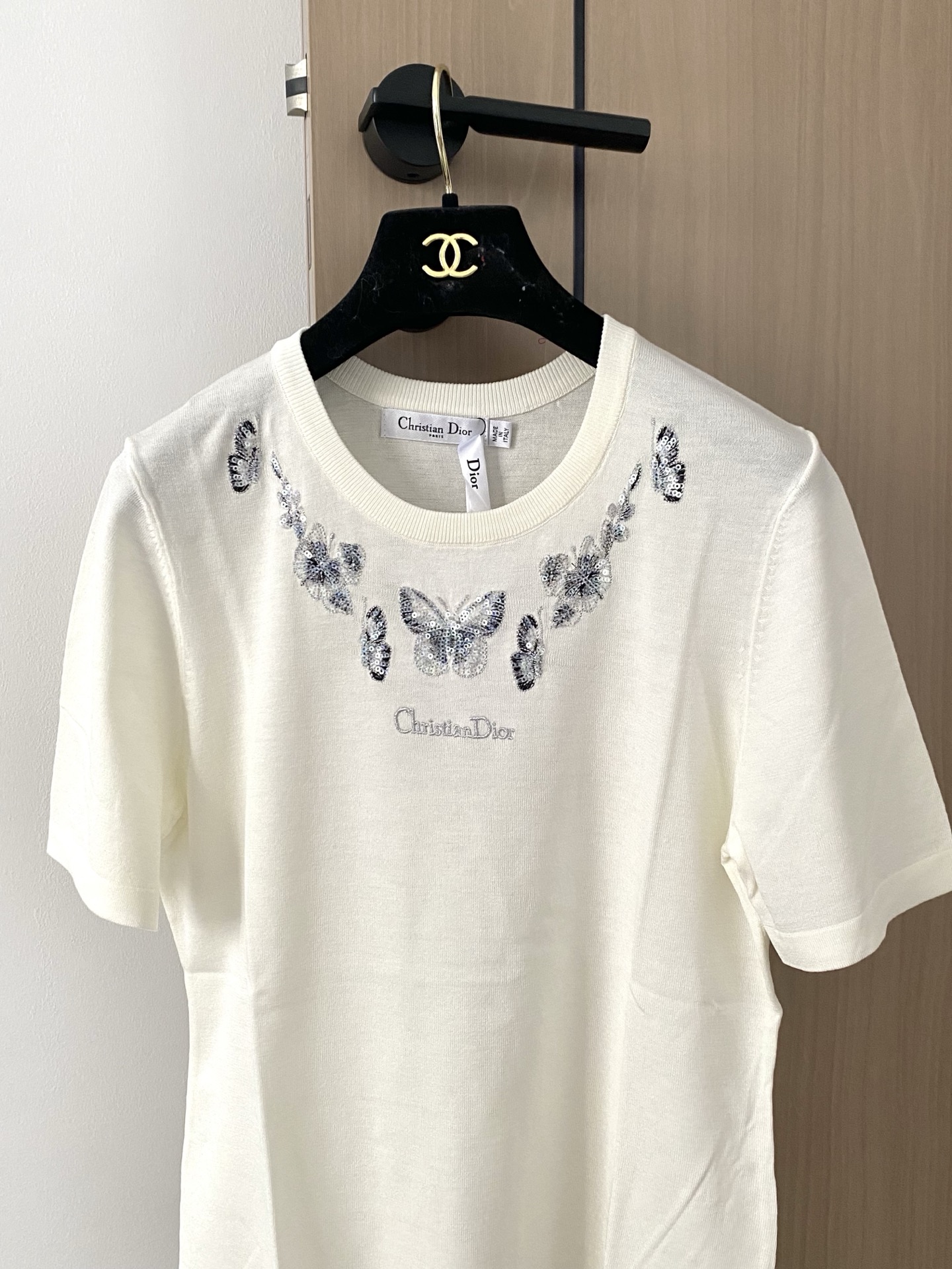 𝐃𝐢𝐨𝐫 𝟐𝟓新款 三色短袖 精美刺绣logo图案点缀修饰 上身顯瘦時尚 𝟑色 
码数：𝟑𝟔/𝟑𝟖/𝟒𝟎