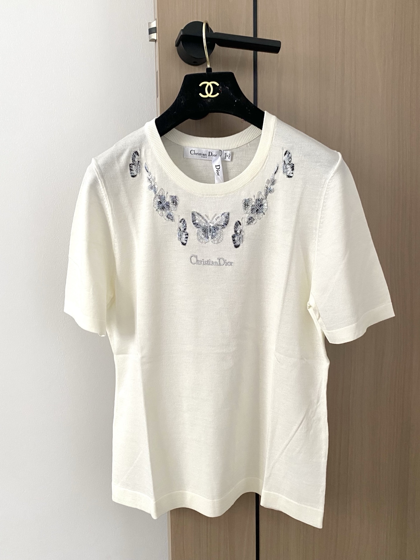 𝐃𝐢𝐨𝐫 𝟐𝟓新款 三色短袖 精美刺绣logo图案点缀修饰 上身顯瘦時尚 𝟑色 
码数：𝟑𝟔/𝟑𝟖/𝟒𝟎
