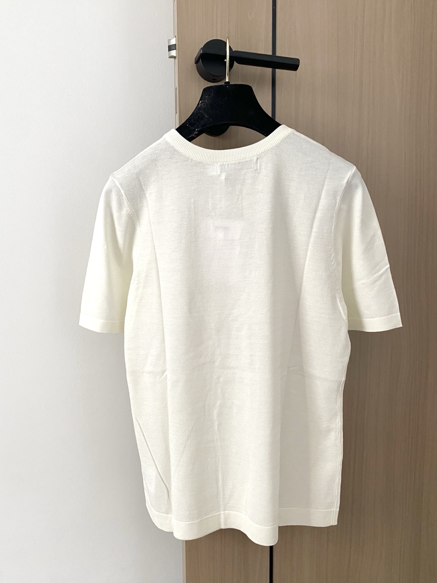 𝐃𝐢𝐨𝐫 𝟐𝟓新款 三色短袖 精美刺绣logo图案点缀修饰 上身顯瘦時尚 𝟑色 
码数：𝟑𝟔/𝟑𝟖/𝟒𝟎