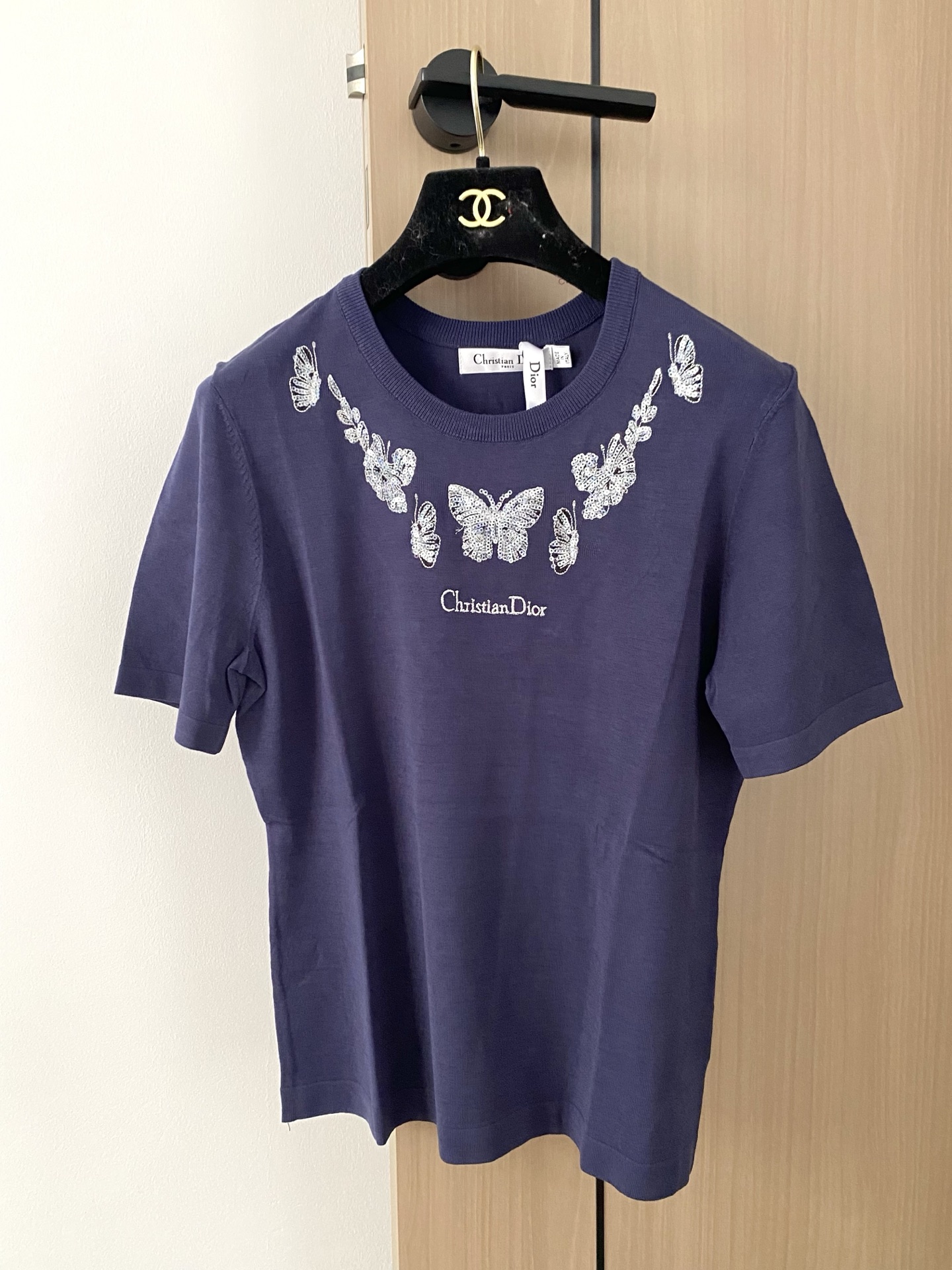 NO:433888,New three-color short sleeves, exquisite embroidered logo pattern embellishment, upper body look slim and fashionable, color, number of codes // m,,T-shirt,alexander wang19860909新款 三色短袖 精美刺绣logo图案点缀修饰 上身顯瘦時尚 色 码数// m,,T-shirt,alexander wang,Women's clothing