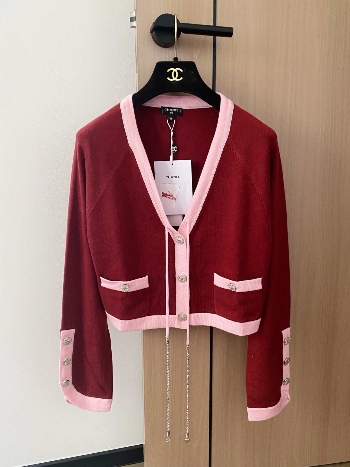 NO:435942,New four-color V-neck cardigan, breathable fabric, logo button pattern embellishment, high-end atmosphere, color, code number //,,alexander wang19860909新款 四色v领开衫 面料透气 logo纽扣图案修饰点缀 上身高级氛围感 色 码数//,,alexander wang,Women's clothing