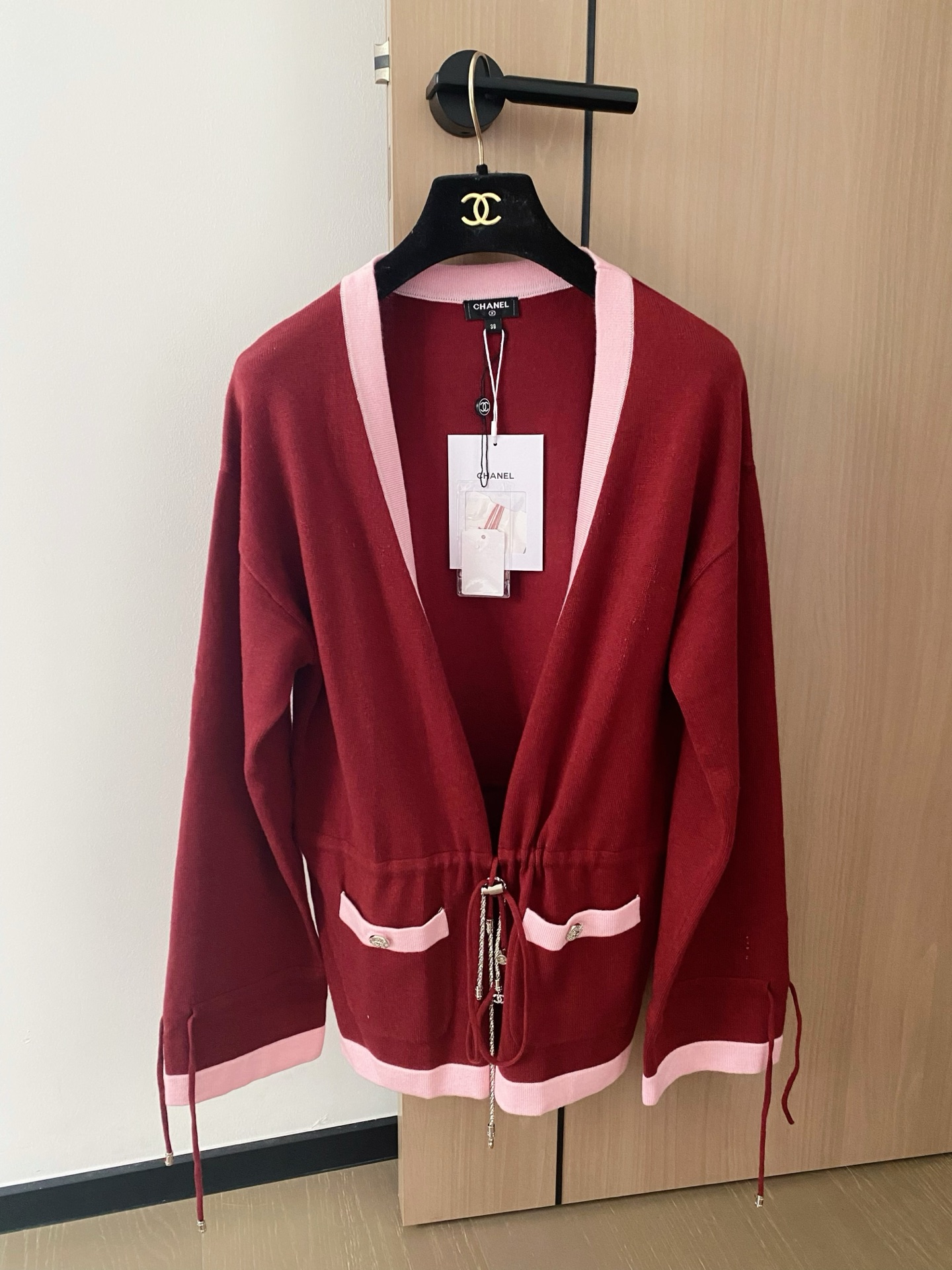 NO:435948,New four-color long V-neck cardigan, breathable fabric, logo button pattern embellishment, high-end atmosphere, color, code number //,,alexander wang19860909新款 四色长款v领开衫 面料透气 logo纽扣图案修饰点缀 上身高级氛围感 色 码数//,,alexander wang,Women's clothing