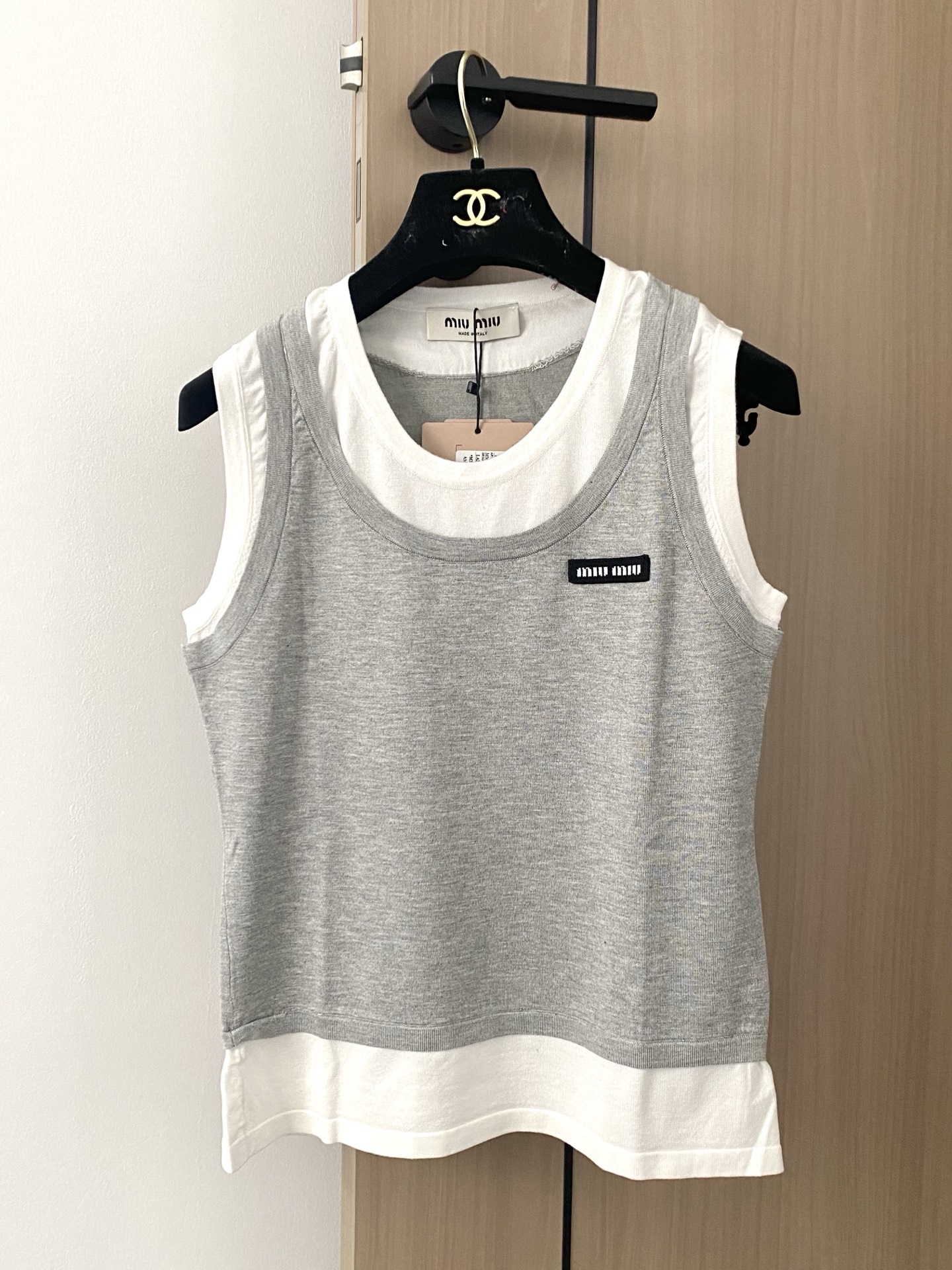 NO:435954,New two-color fake two-piece vest logo embellishment, age-reducing girl, slim and versatile upper body size //,,alexander wang19860909新款 二色假两件背心 logo点缀修饰 减龄少女 上身显瘦百搭 码数//,,alexander wang,Women's clothing