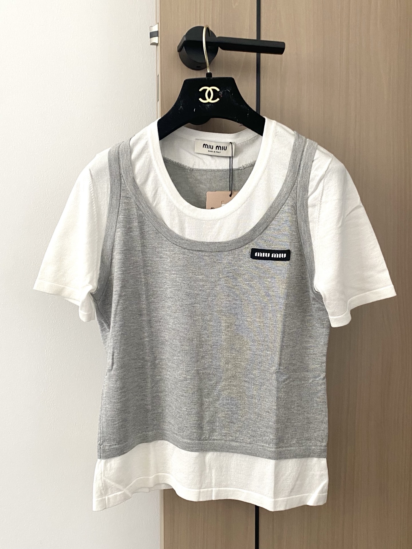 NO:435951,New two-color fake two-piece short-sleeved logo embellishment and modification of age-reducing girl, slim and versatile upper body size //, T-shirt, alexander wang19860909新款 二色假两件短袖 logo点缀修饰 减龄少女 上身显瘦百搭 码数//,,T-shirt,alexander wang,Women's clothing