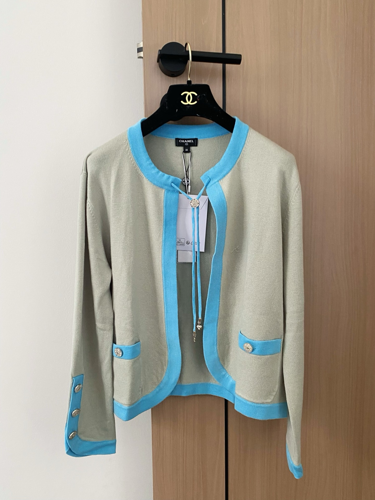 NO:435960,New four-color cardigan, breathable fabric, logo pattern, button embellishment, high-end atmosphere, color, code number //,,alexander wang19860909新款 四色开衫 面料透气 logo图案纽扣修饰点缀 上身高级氛围感 色 码数//,,alexander wang,Women's clothing