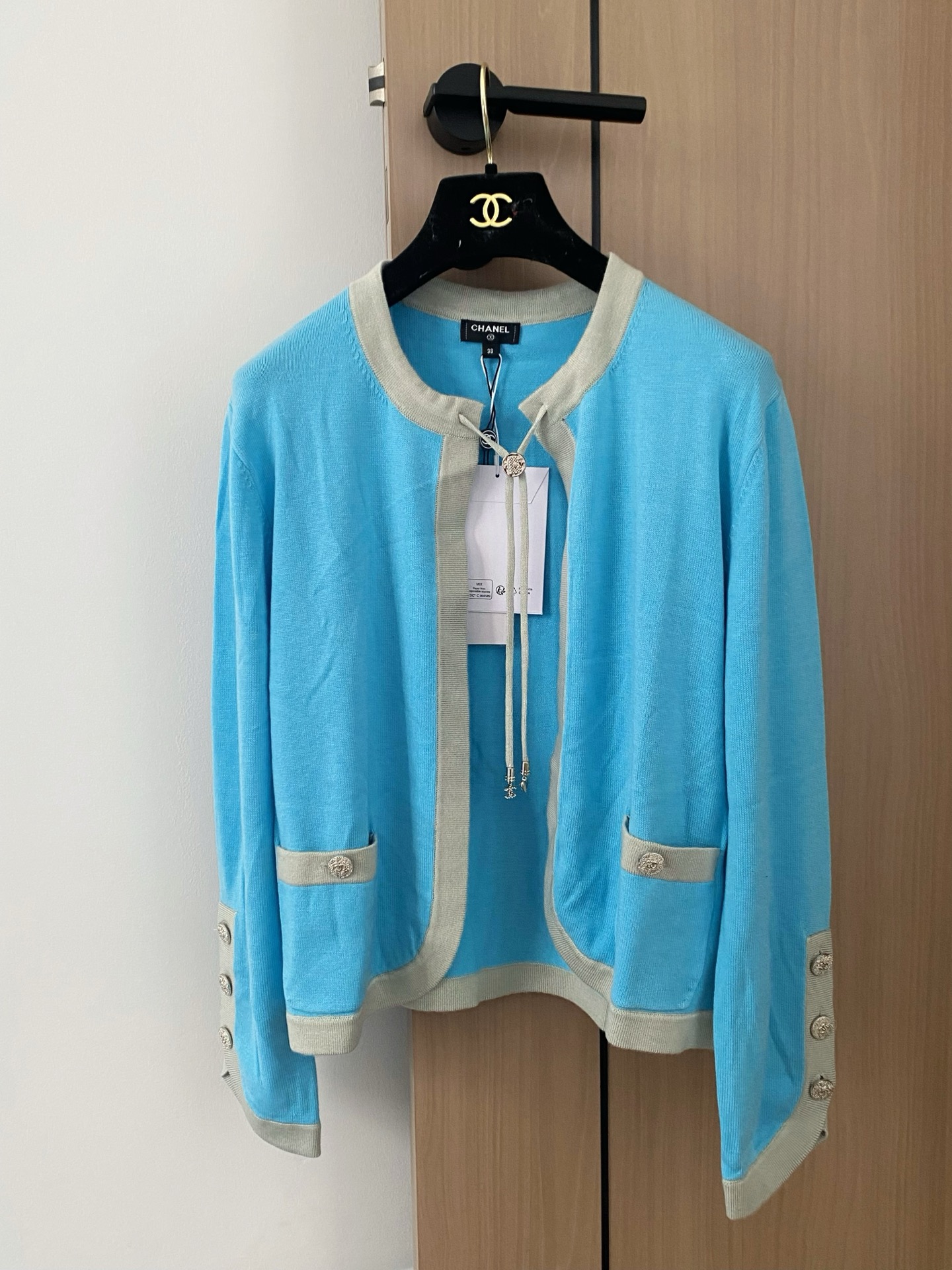 NO:435937,New four-color cardigan, breathable fabric, logo pattern, button embellishment, high-end atmosphere, color, code number //,,alexander wang19860909新款 四色开衫 面料透气 logo图案纽扣修饰点缀 上身高级氛围感 色 码数//,,alexander wang,Women's clothing