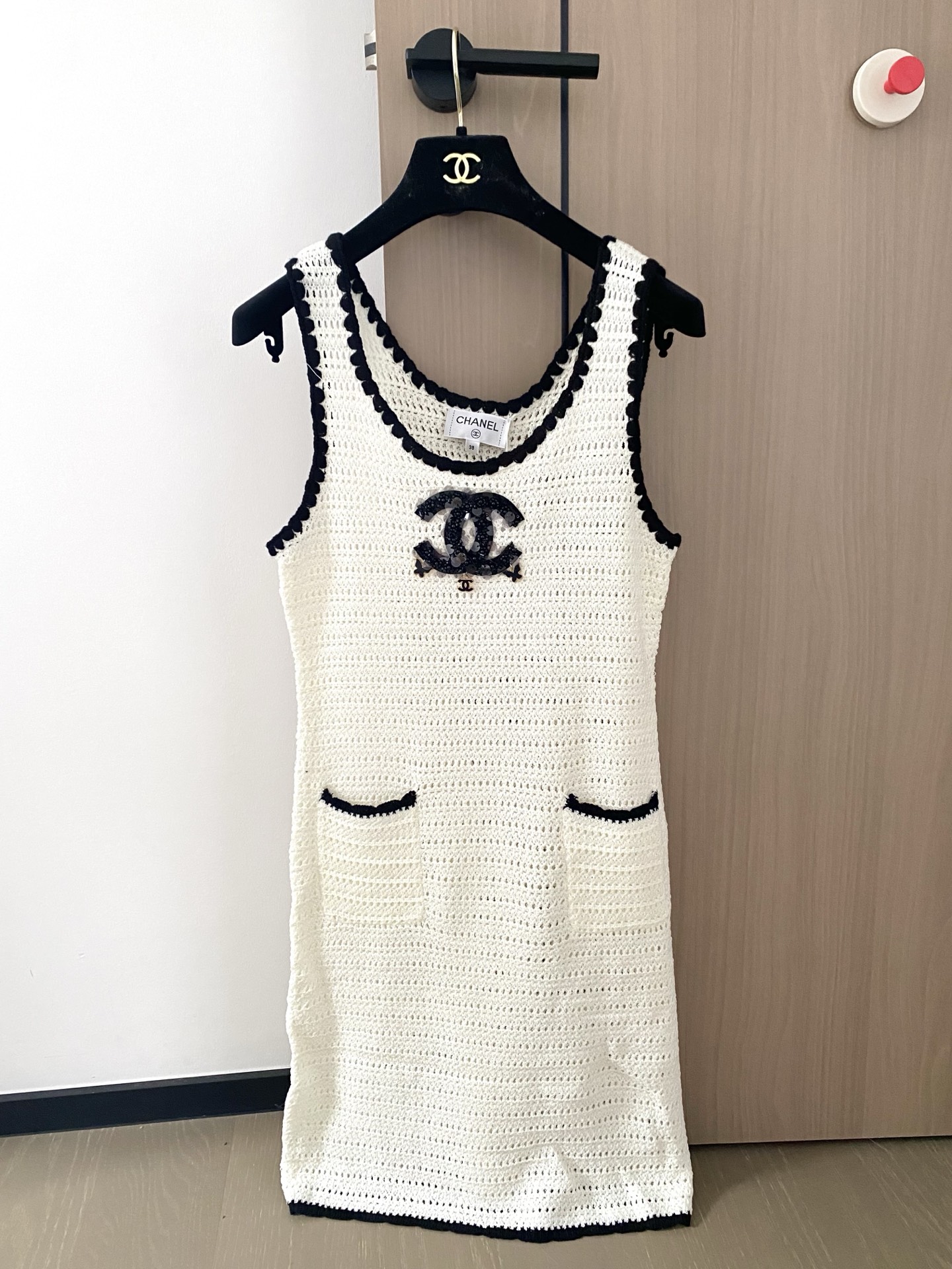 NO:437877,New two-color vest skirt, breathable fabric, logo pattern embellishment, high-end atmosphere, color code, code number //,, skirts, alexander wang19860909新款 二色背心裙 面料透气 logo图案修饰点缀 上身高级氛围感 色碼 码数//,,skirts,alexander wang,Women's clothing