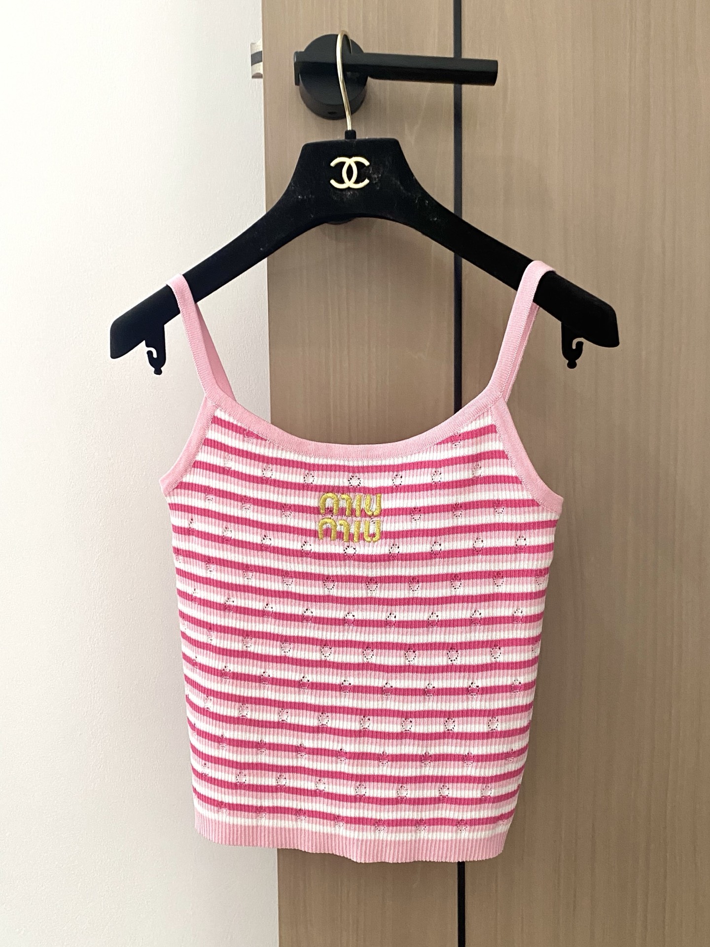 NO:437914,New two-color striped suspender embroidery logo embroidery and modification, age-reducing girl, slim and versatile color code //,,alexander wang19860909新款 二色条纹吊带 刺绣logo点缀修饰 减龄少女 上身显瘦百搭 色碼 //,,alexander wang,Women's clothing