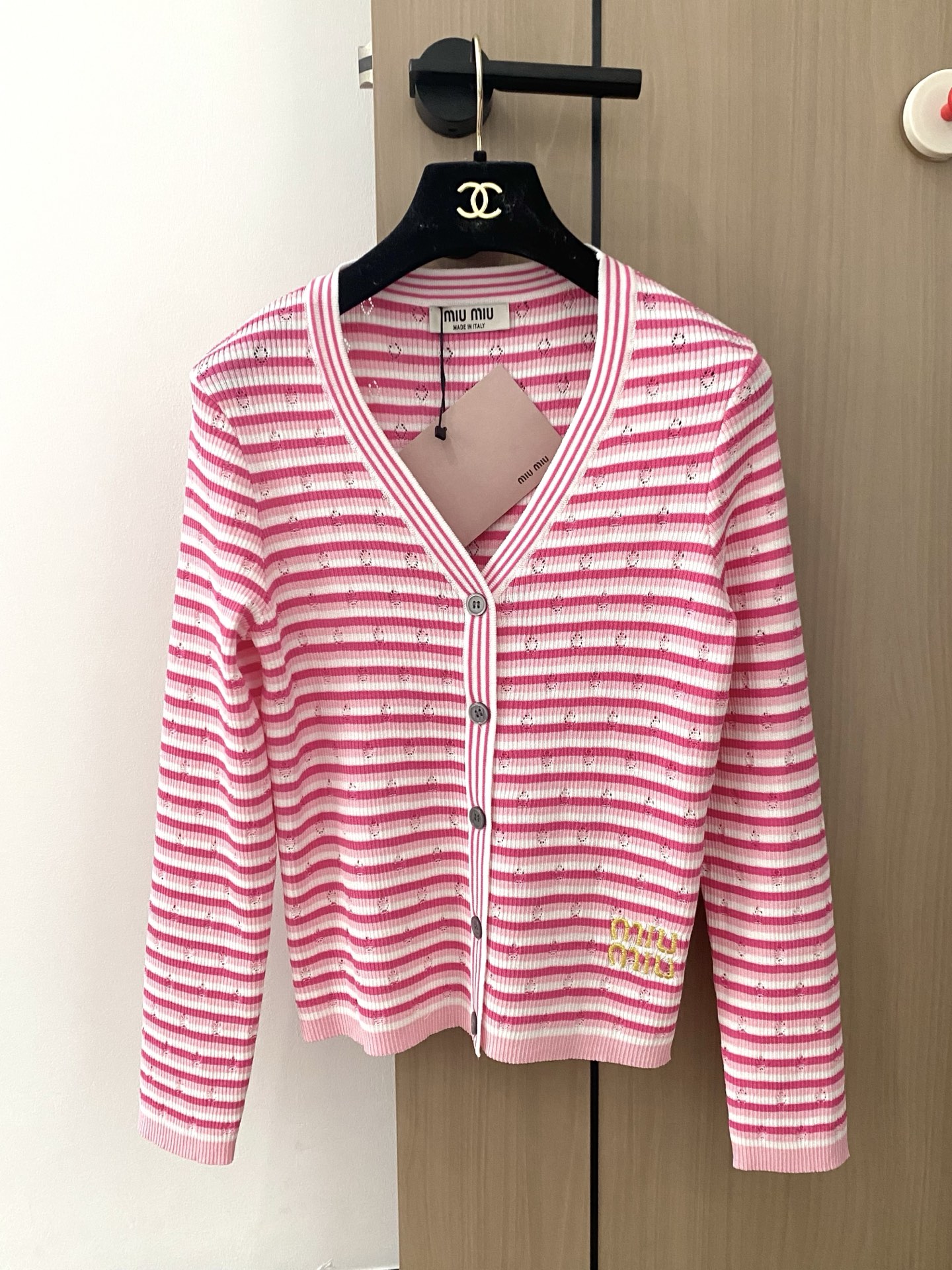 NO:437921,New two-color striped cardigan, embroidered and embellished, age-reducing girl, slim and versatile color code //,,alexander wang19860909新款 二色条纹开衫 刺绣logo点缀修饰 减龄少女 上身显瘦百搭 色碼 //,,alexander wang,Women's clothing