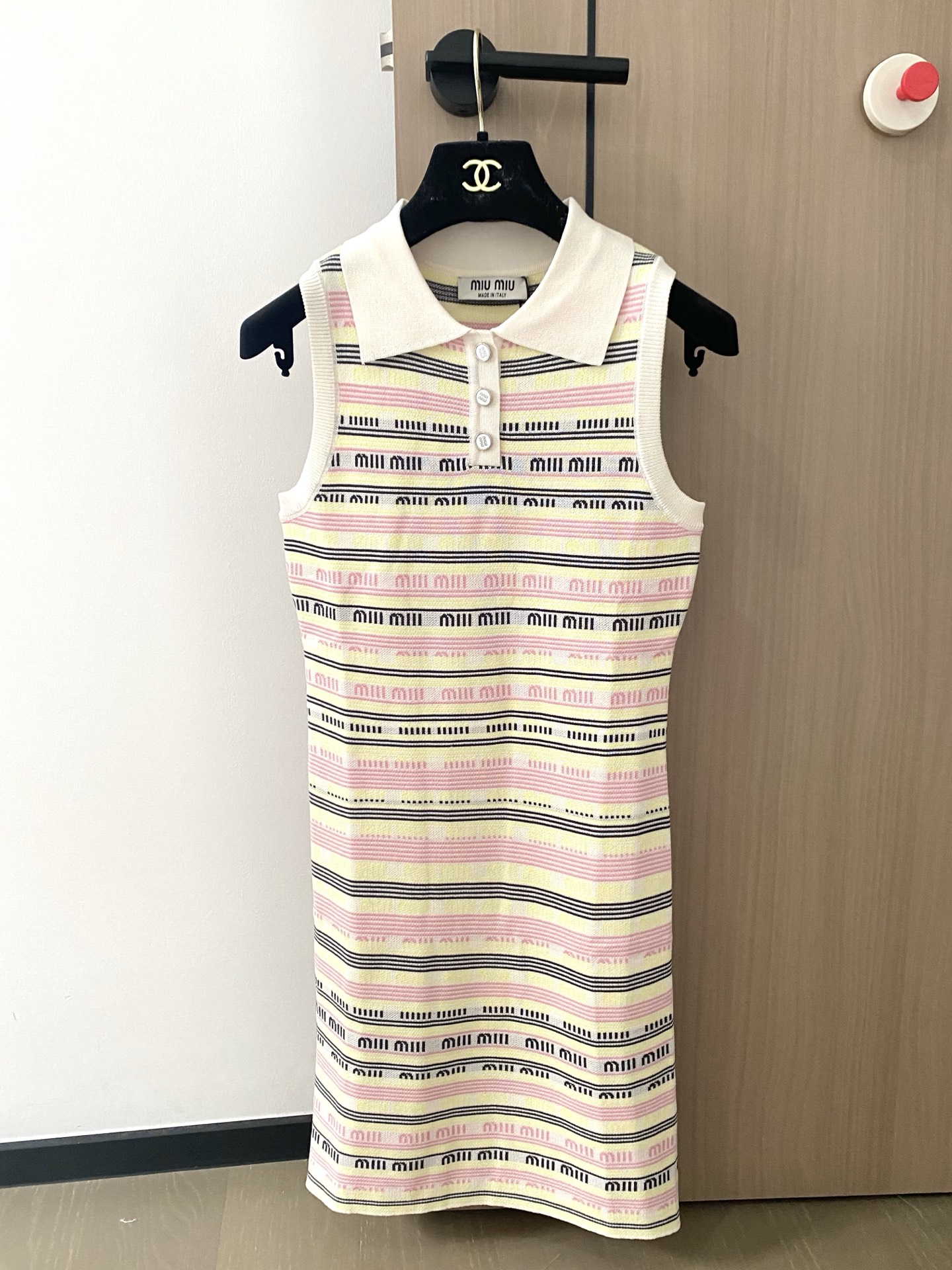 NO:437902,New two-color lapel vest skirt logo embellishment, age-reducing girl, slim and versatile color code //,, skirts,alexander wang19860909新款 二色翻领背心裙 logo点缀修饰 减龄少女 上身显瘦百搭 色碼 //,,skirts,alexander wang,Women's clothing